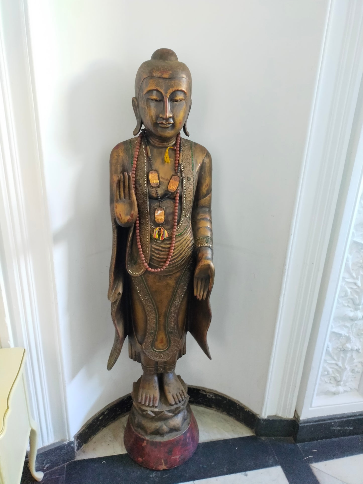 Große Buddha Statue aus Holz – Handgefertigte Tempelfigur mit Perlenkette