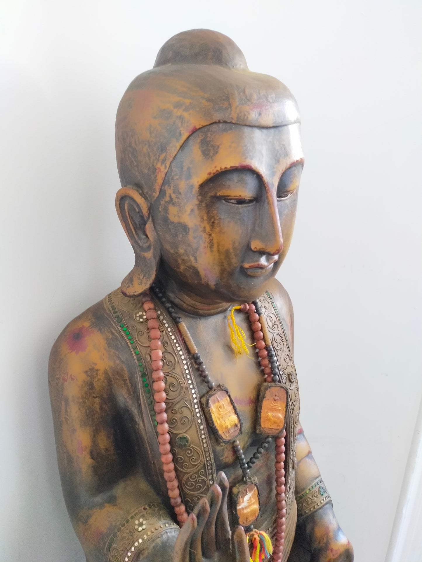 Große Buddha Statue aus Holz – Handgefertigte Tempelfigur mit Perlenkette