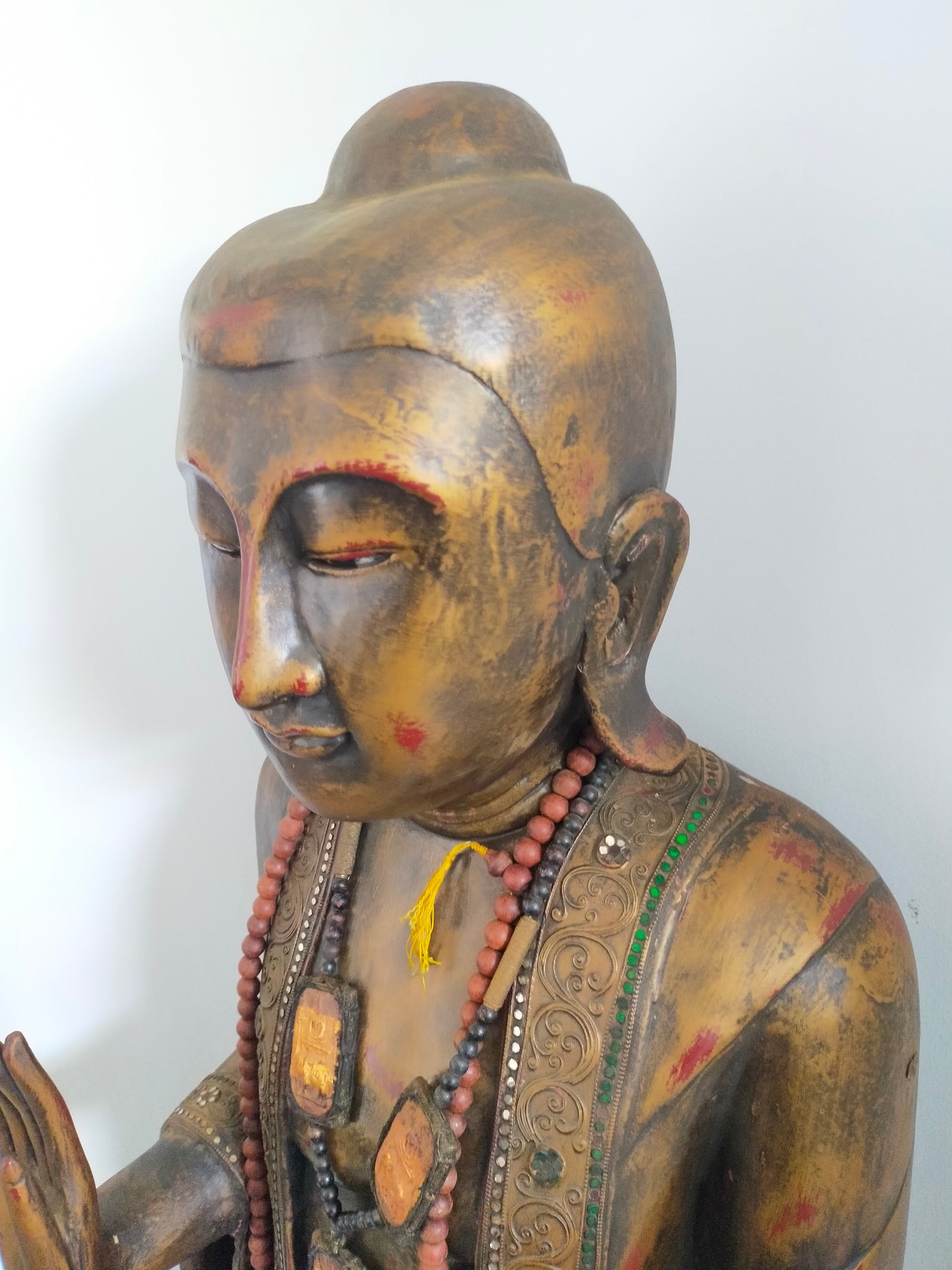 Große Buddha Statue aus Holz – Handgefertigte Tempelfigur mit Perlenkette