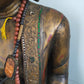 Große Buddha Statue aus Holz – Handgefertigte Tempelfigur mit Perlenkette