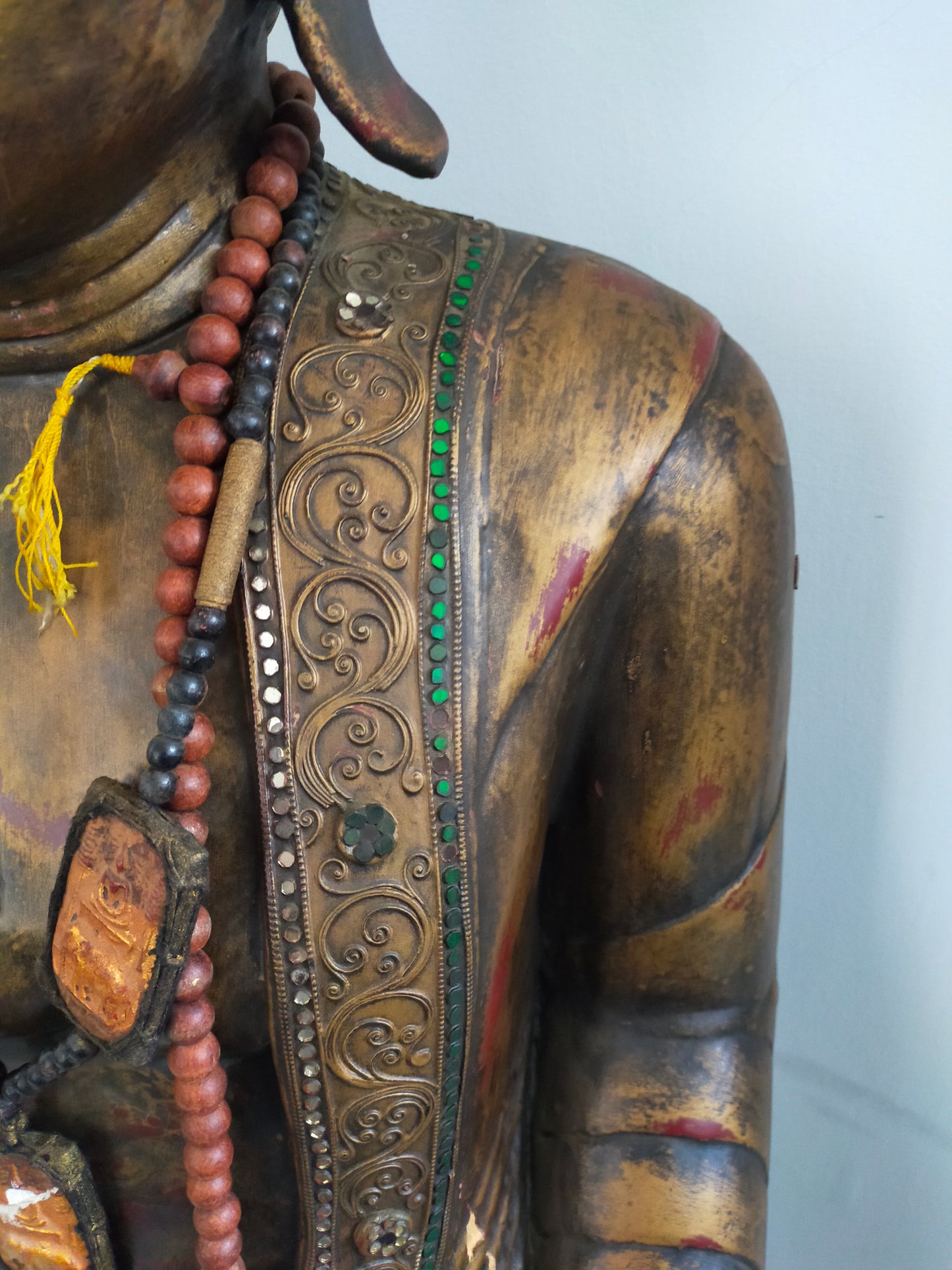 Große Buddha Statue aus Holz – Handgefertigte Tempelfigur mit Perlenkette