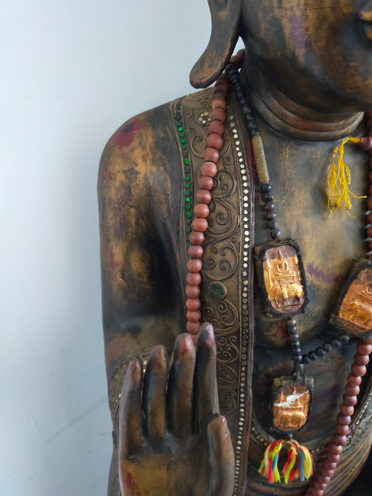 Große Buddha Statue aus Holz – Handgefertigte Tempelfigur mit Perlenkette