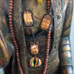 Große Buddha Statue aus Holz – Handgefertigte Tempelfigur mit Perlenkette