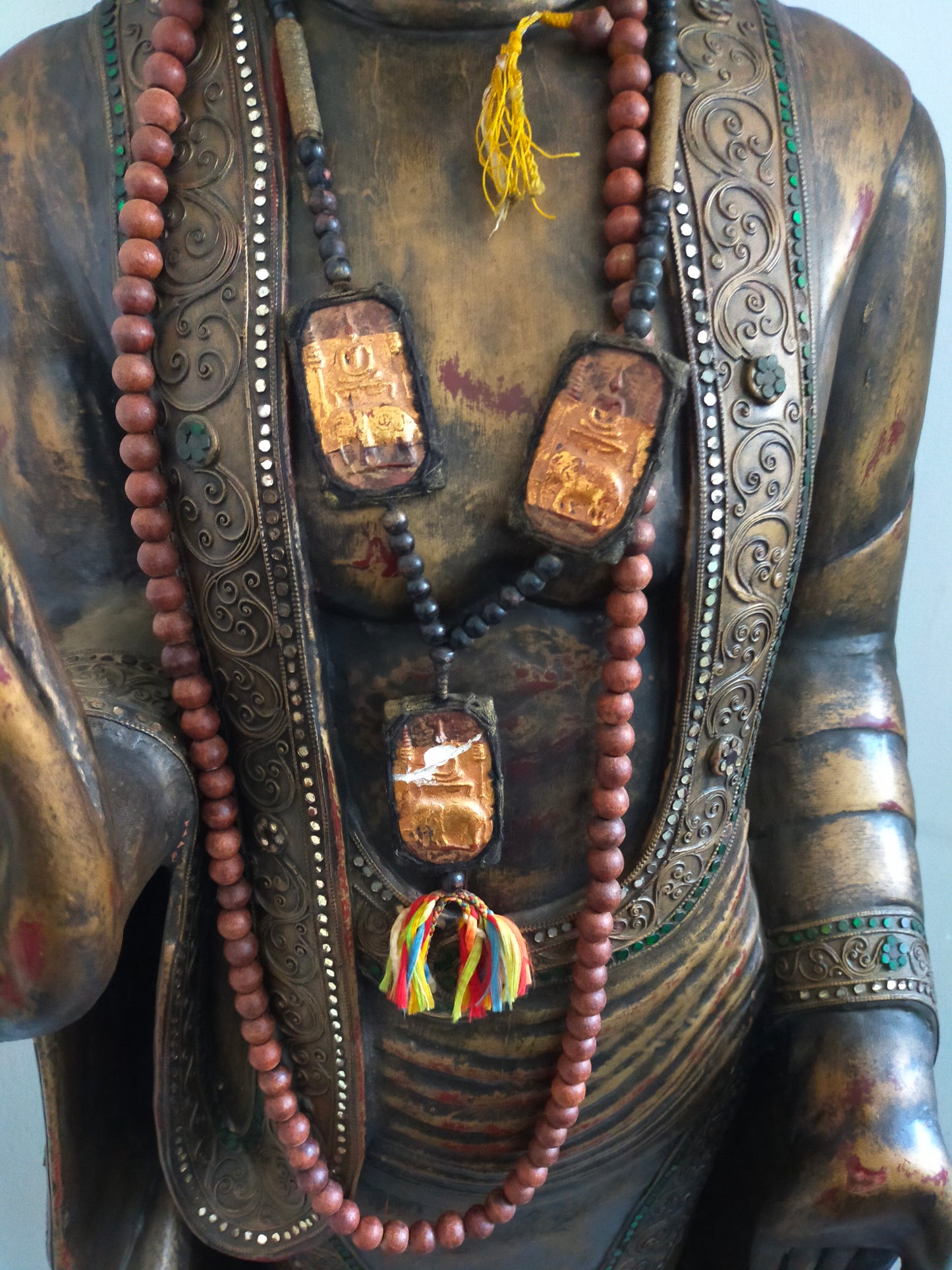 Große Buddha Statue aus Holz – Handgefertigte Tempelfigur mit Perlenkette