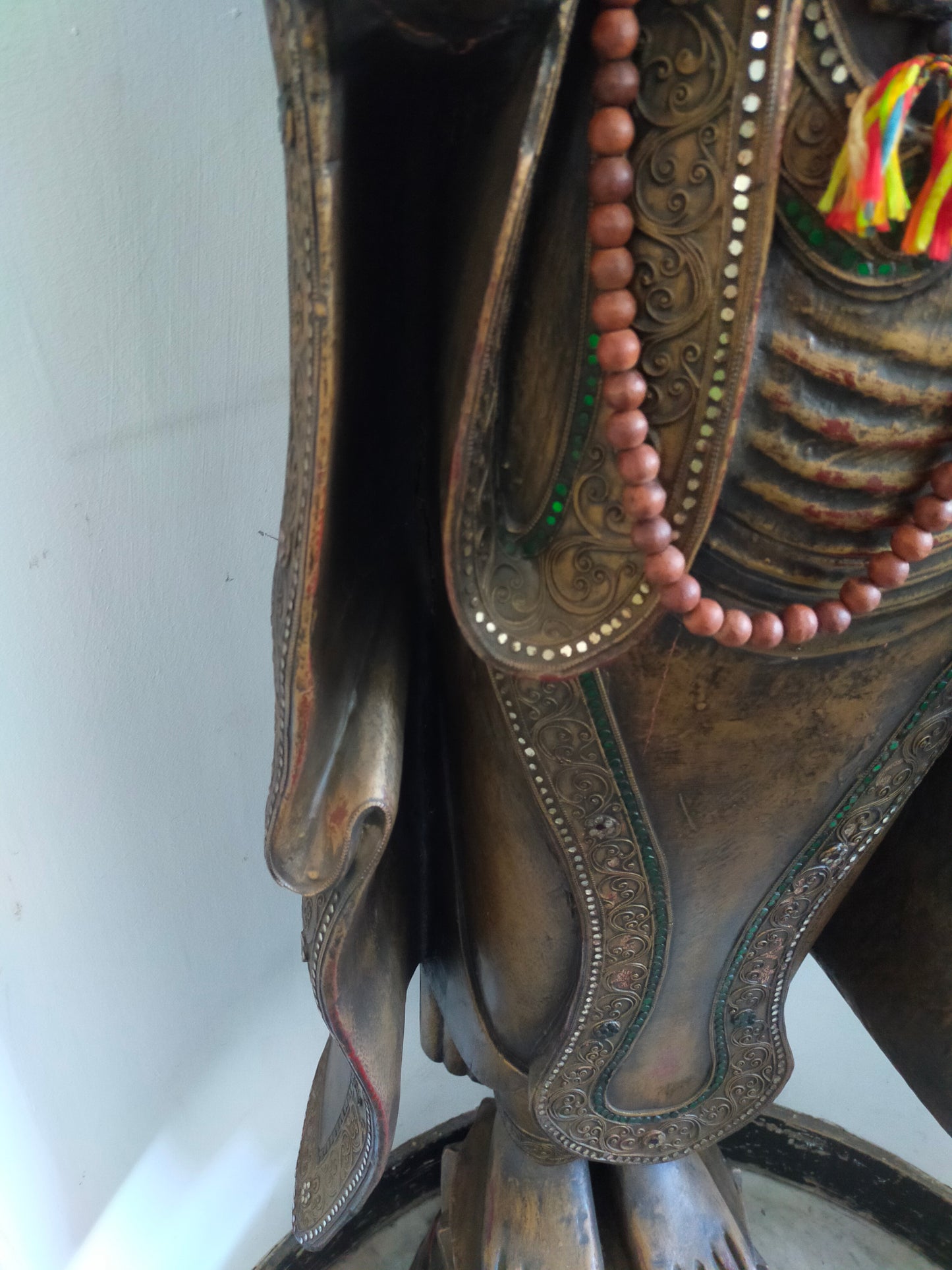 Große Buddha Statue aus Holz – Handgefertigte Tempelfigur mit Perlenkette