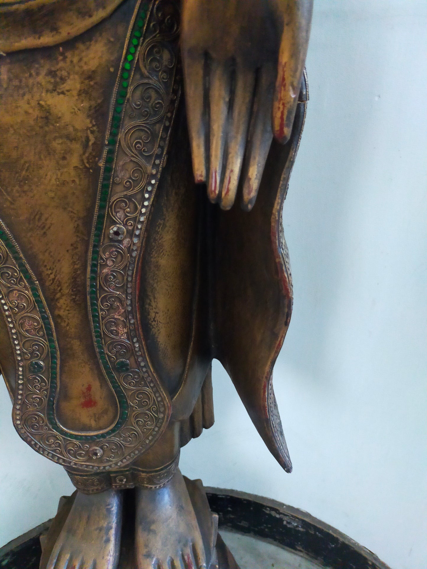 Große Buddha Statue aus Holz – Handgefertigte Tempelfigur mit Perlenkette