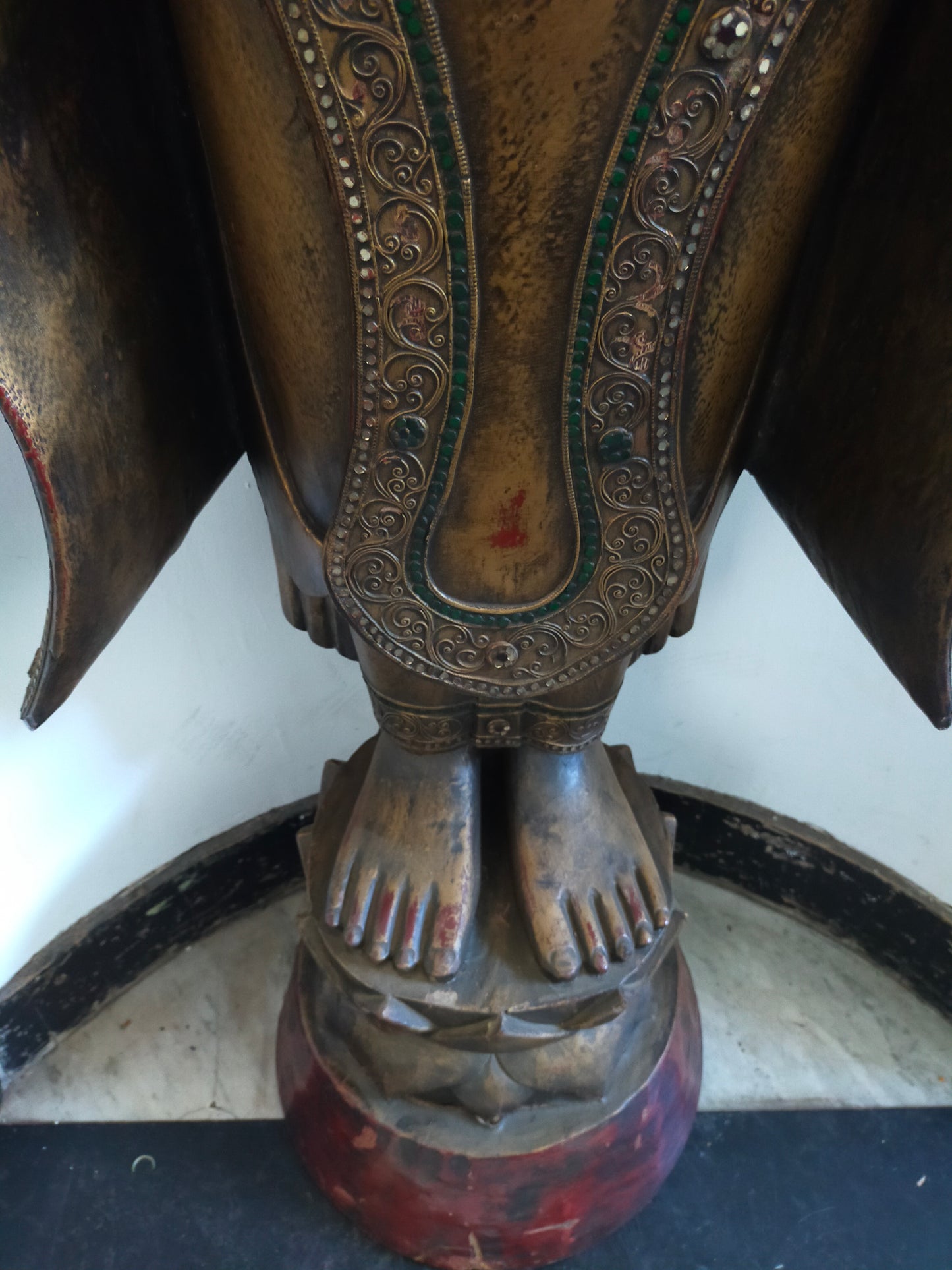 Große Buddha Statue aus Holz – Handgefertigte Tempelfigur mit Perlenkette