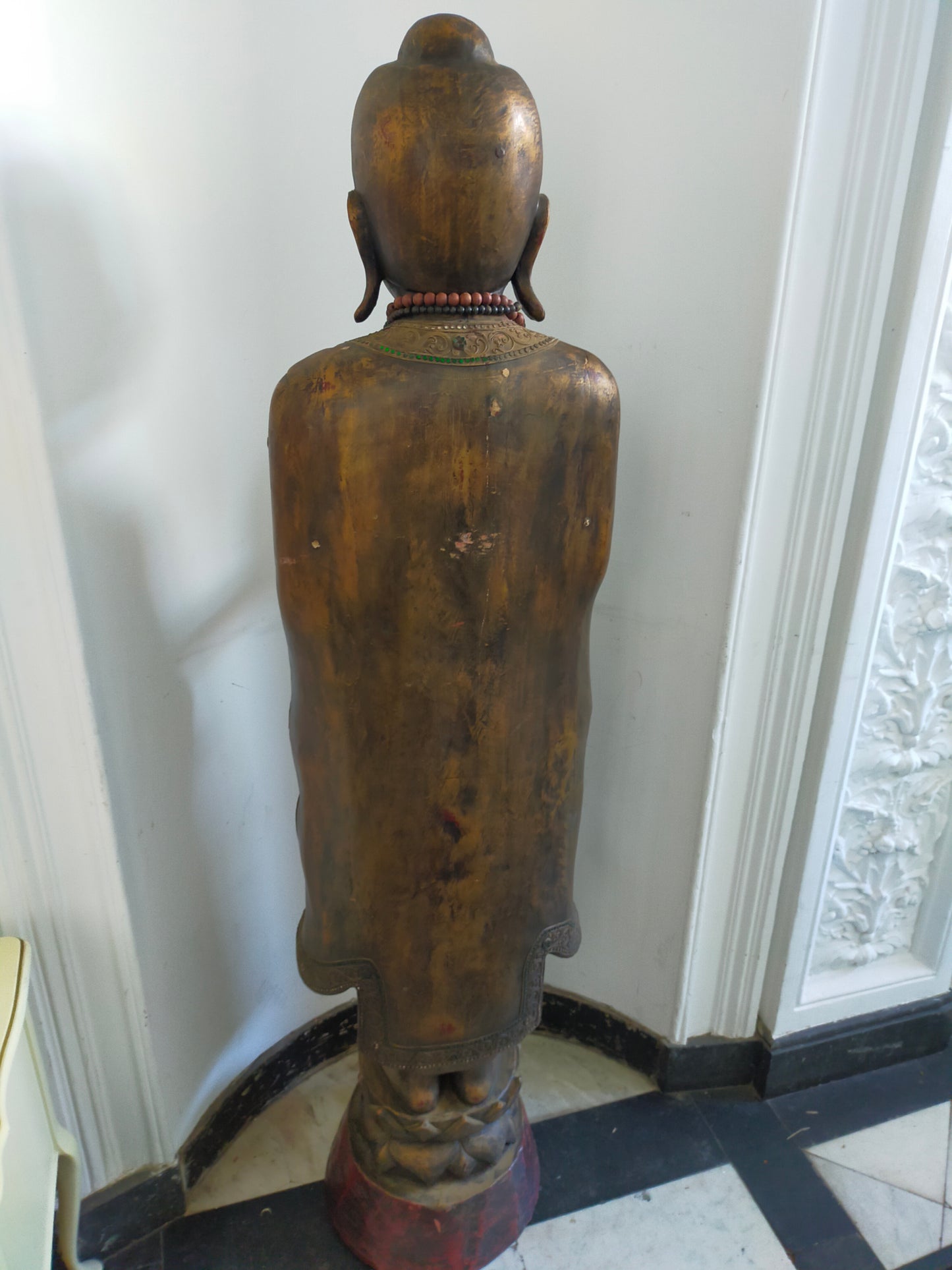 Große Buddha Statue aus Holz – Handgefertigte Tempelfigur mit Perlenkette