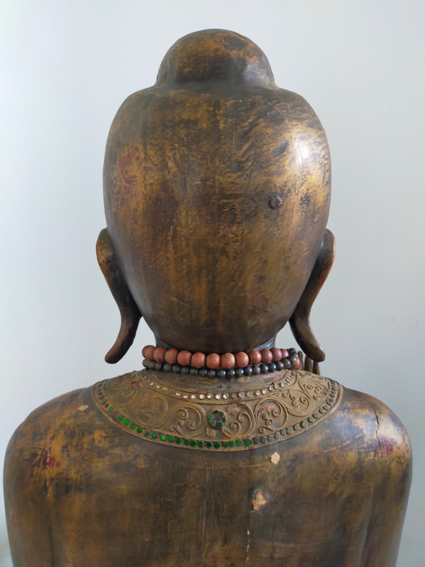 Große Buddha Statue aus Holz – Handgefertigte Tempelfigur mit Perlenkette