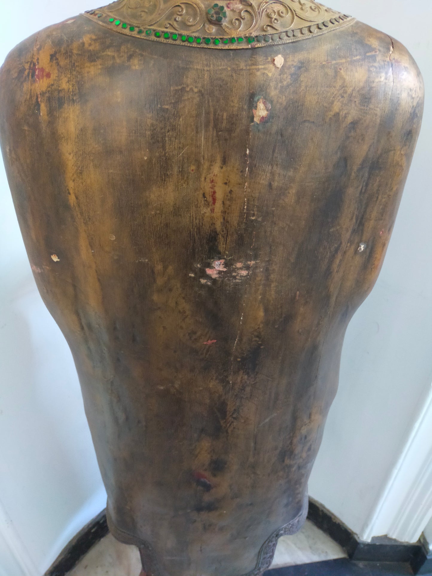 Große Buddha Statue aus Holz – Handgefertigte Tempelfigur mit Perlenkette