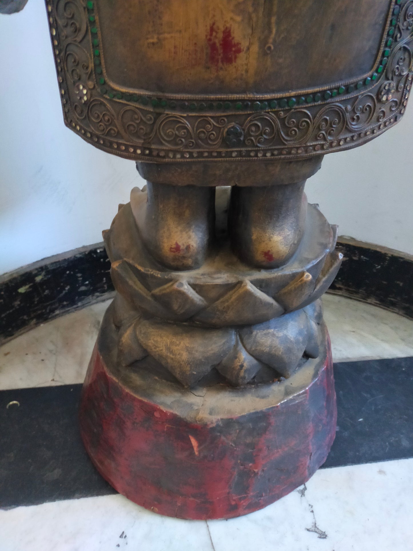 Große Buddha Statue aus Holz – Handgefertigte Tempelfigur mit Perlenkette