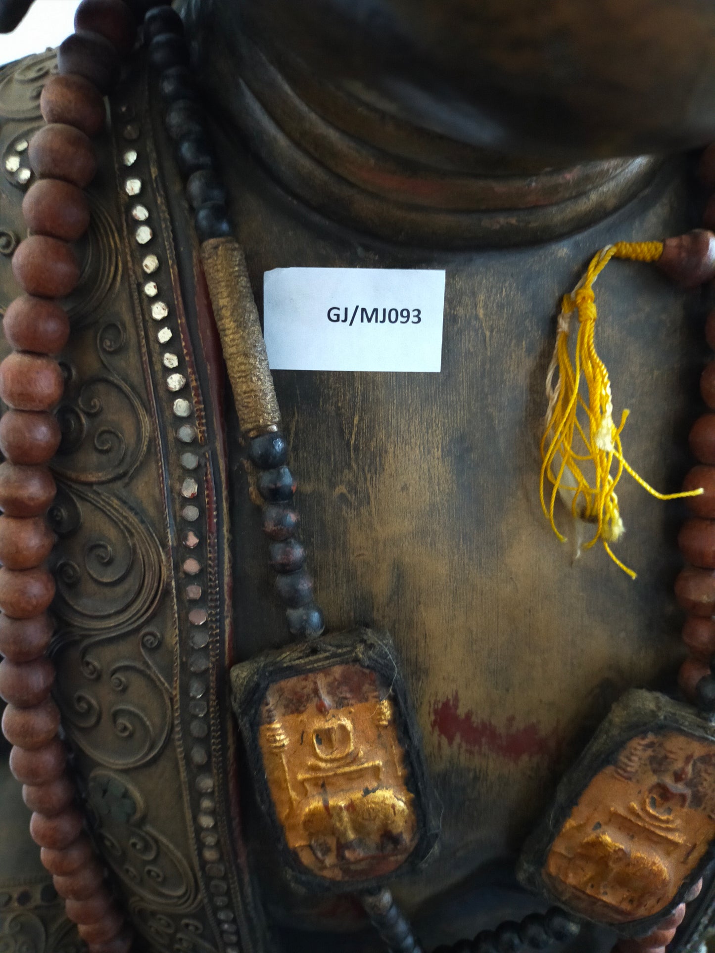 Große Buddha Statue aus Holz – Handgefertigte Tempelfigur mit Perlenkette
