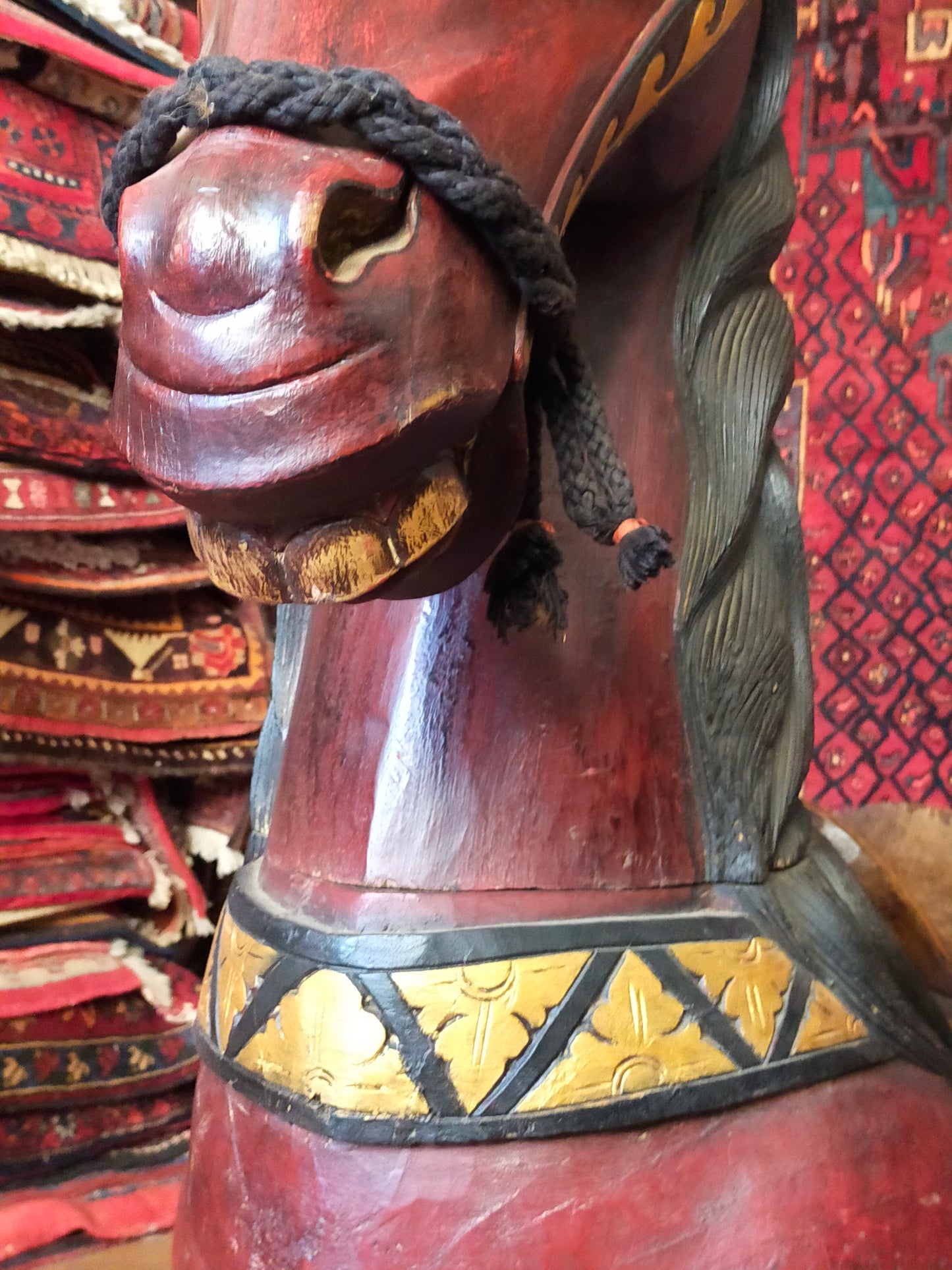 Handgeschnitzte Pferde Skulptur aus Holz – Majestätische Dekoration