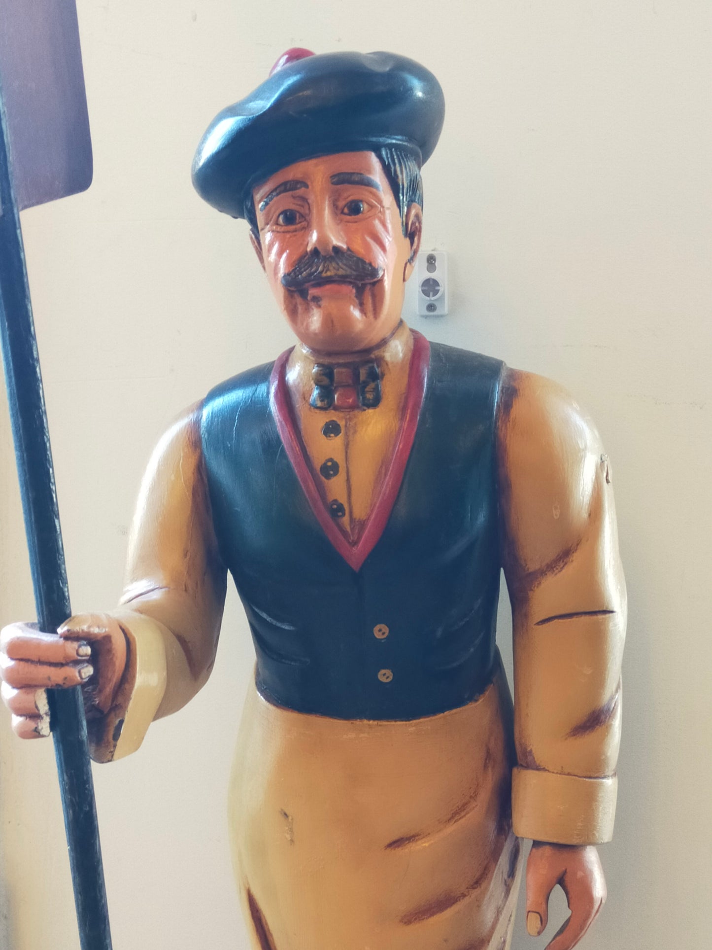 Rustikale Bäcker Werbefigur – Handbemalte Dekofigur aus Holz für Ladengeschäfte