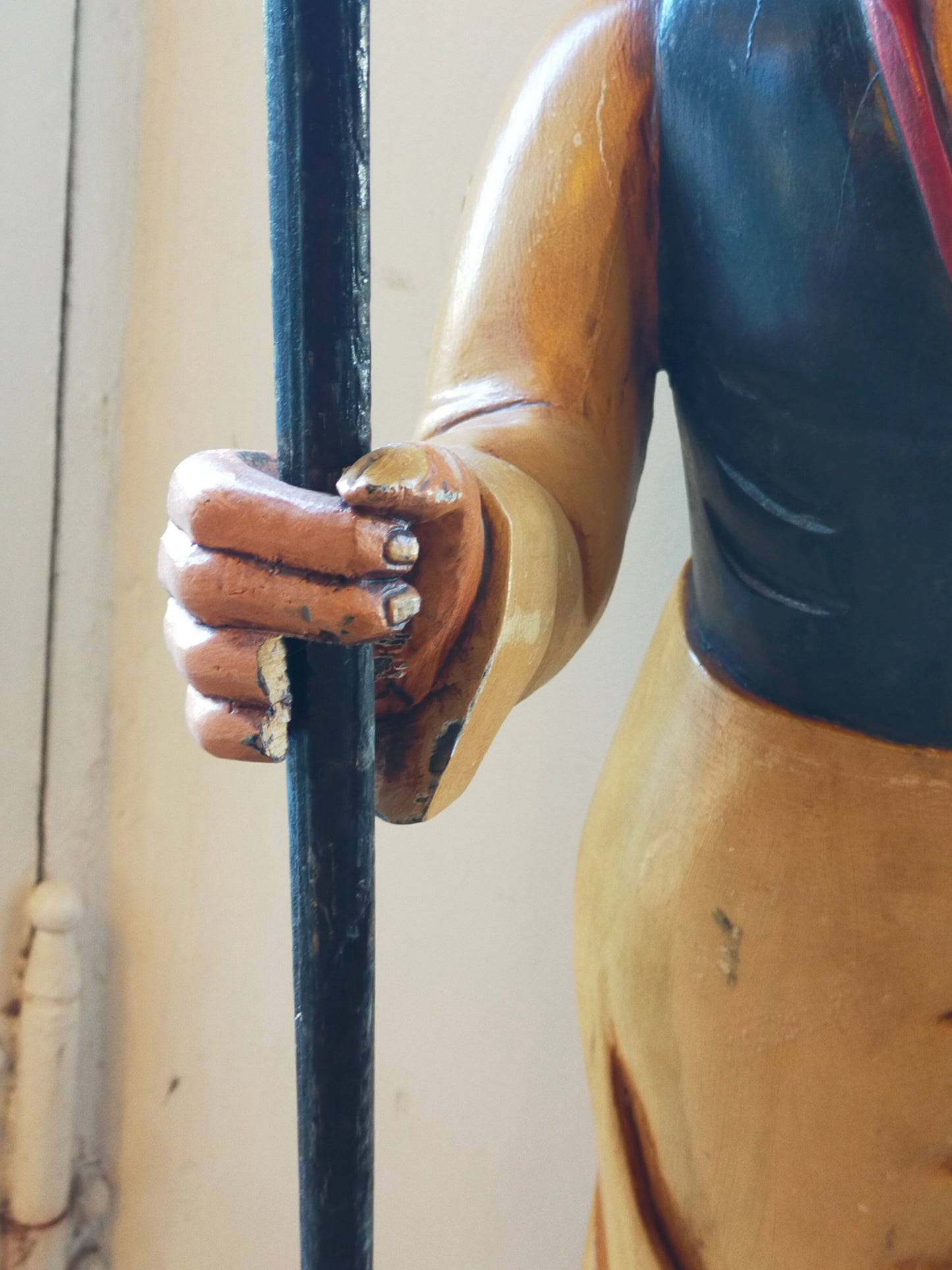 Rustikale Bäcker Werbefigur – Handbemalte Dekofigur aus Holz für Ladengeschäfte