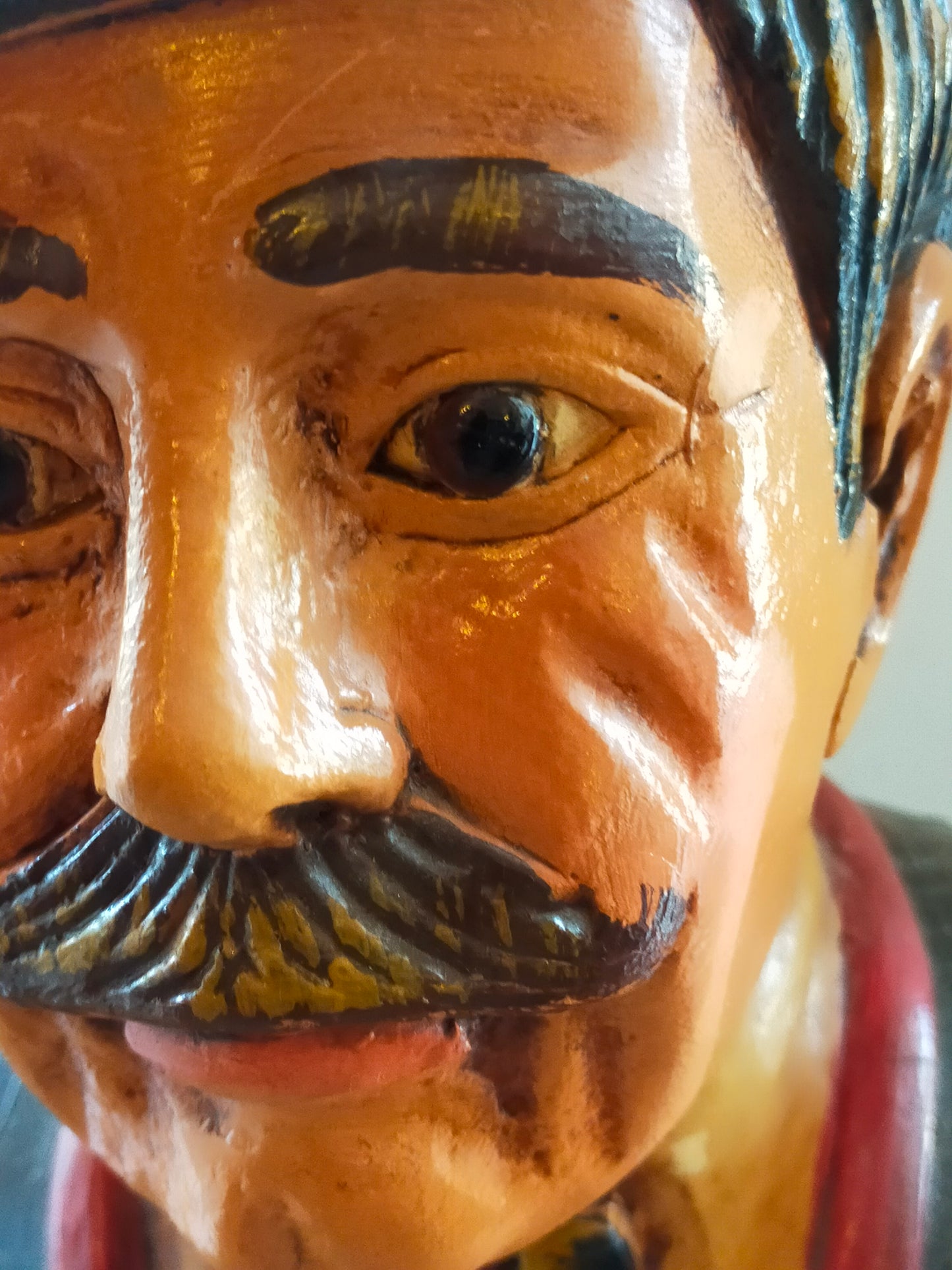 Rustikale Bäcker Werbefigur – Handbemalte Dekofigur aus Holz für Ladengeschäfte