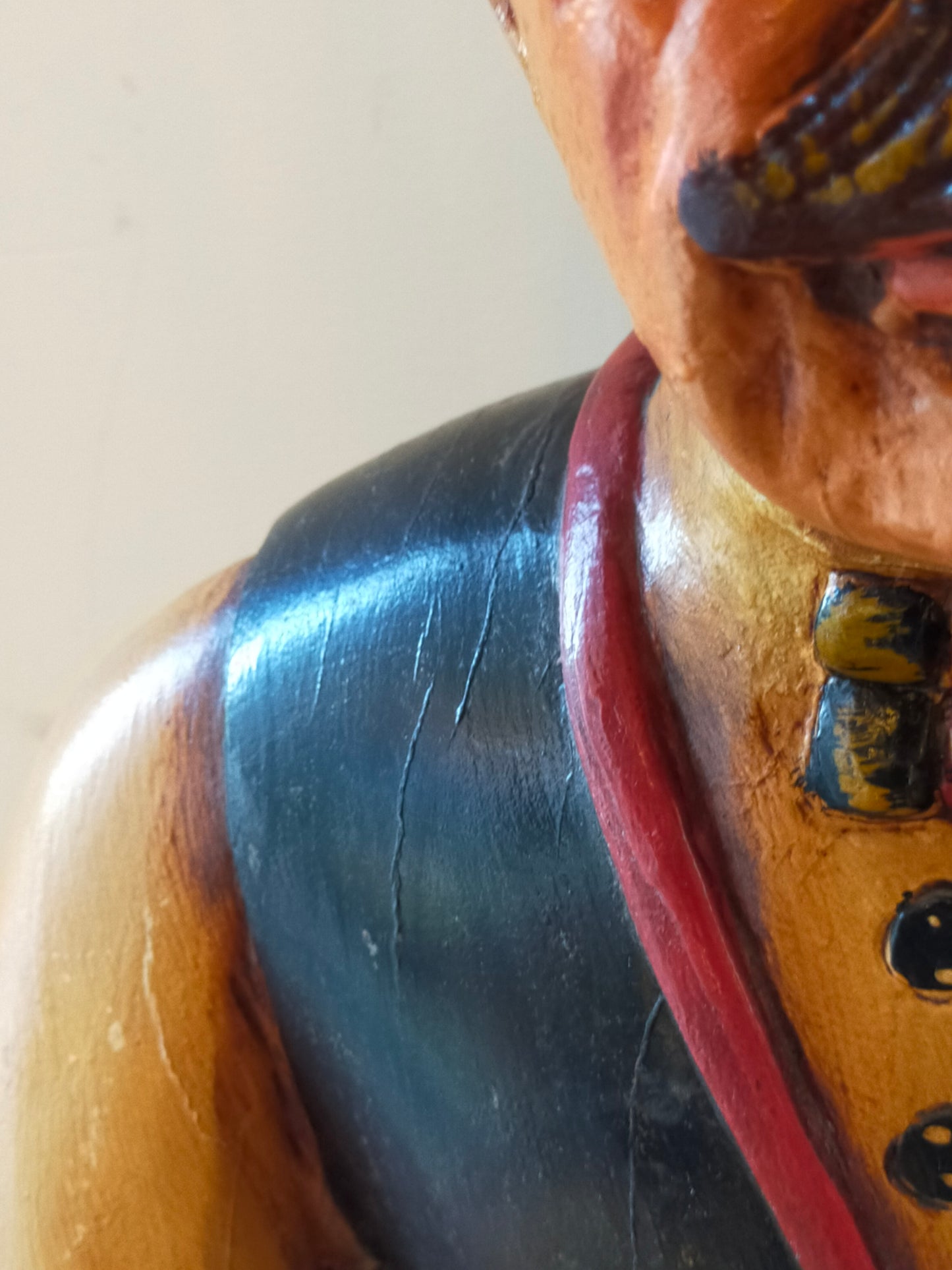 Rustikale Bäcker Werbefigur – Handbemalte Dekofigur aus Holz für Ladengeschäfte