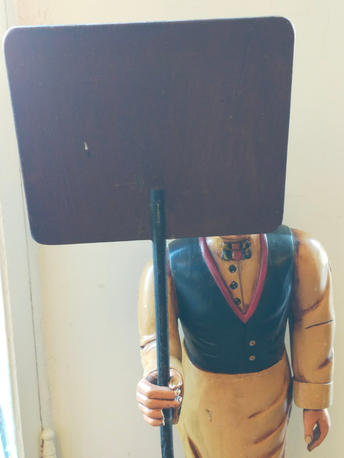 Rustikale Bäcker Werbefigur – Handbemalte Dekofigur aus Holz für Ladengeschäfte