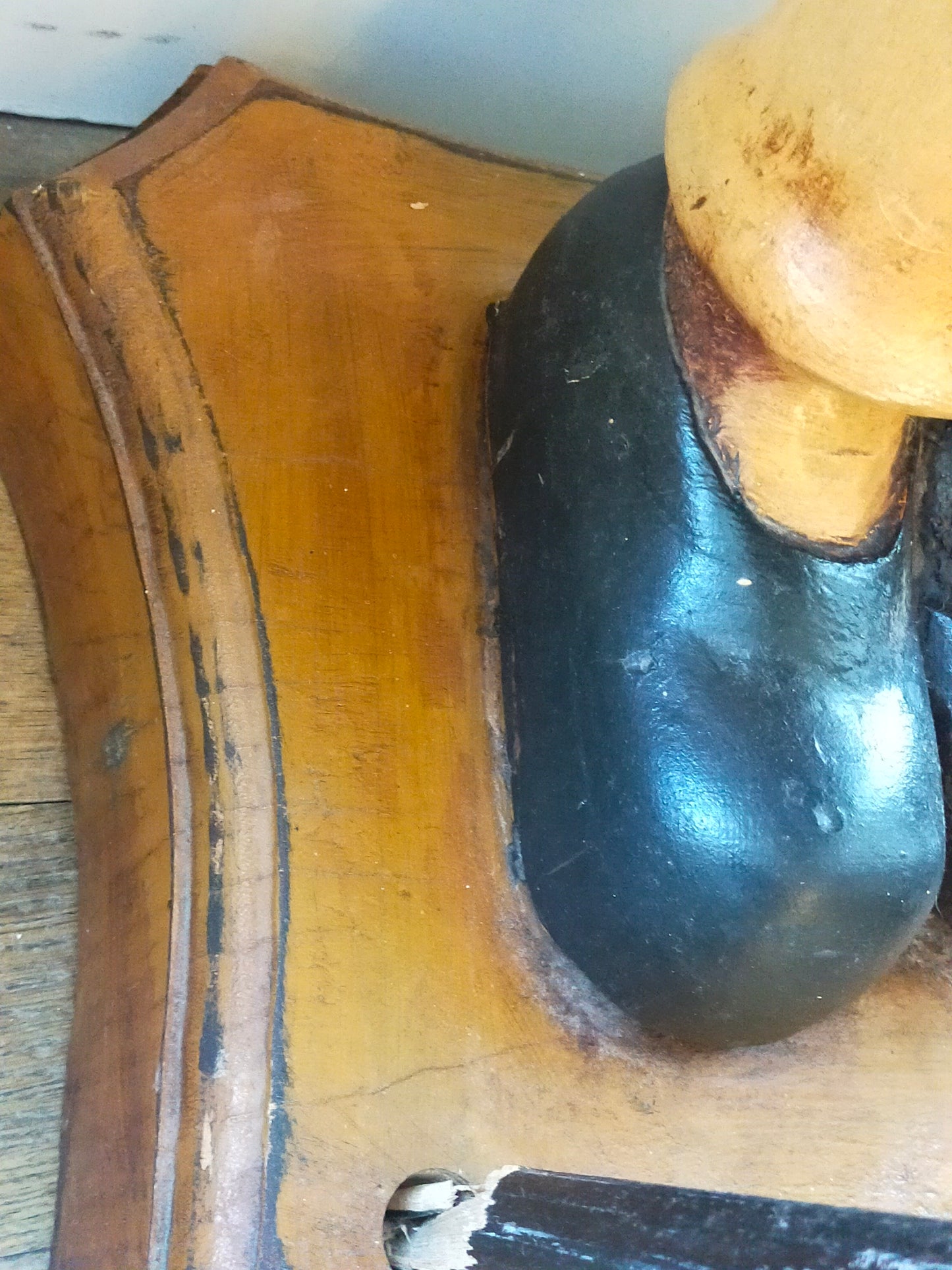 Rustikale Bäcker Werbefigur – Handbemalte Dekofigur aus Holz für Ladengeschäfte