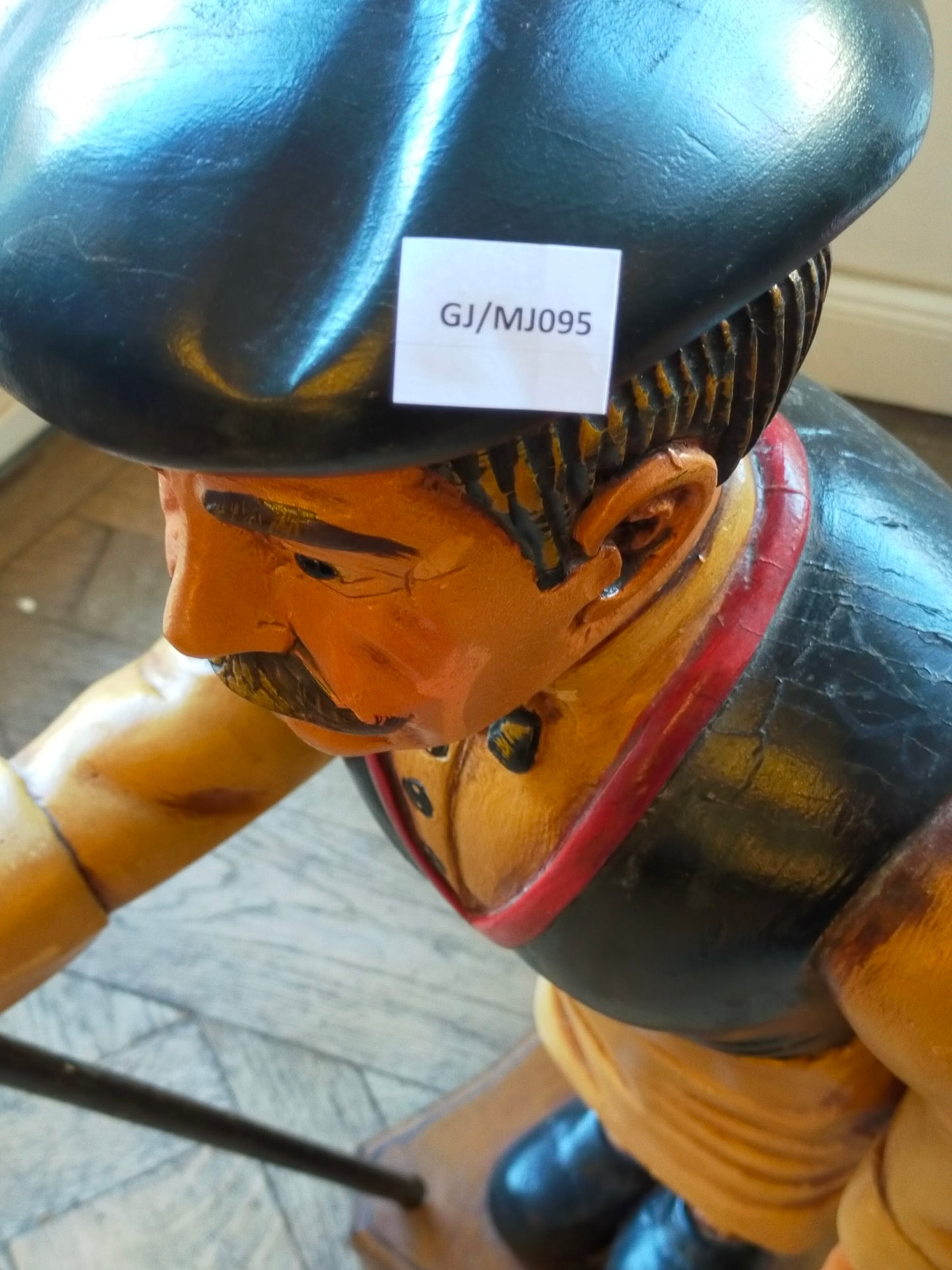 Rustikale Bäcker Werbefigur – Handbemalte Dekofigur aus Holz für Ladengeschäfte