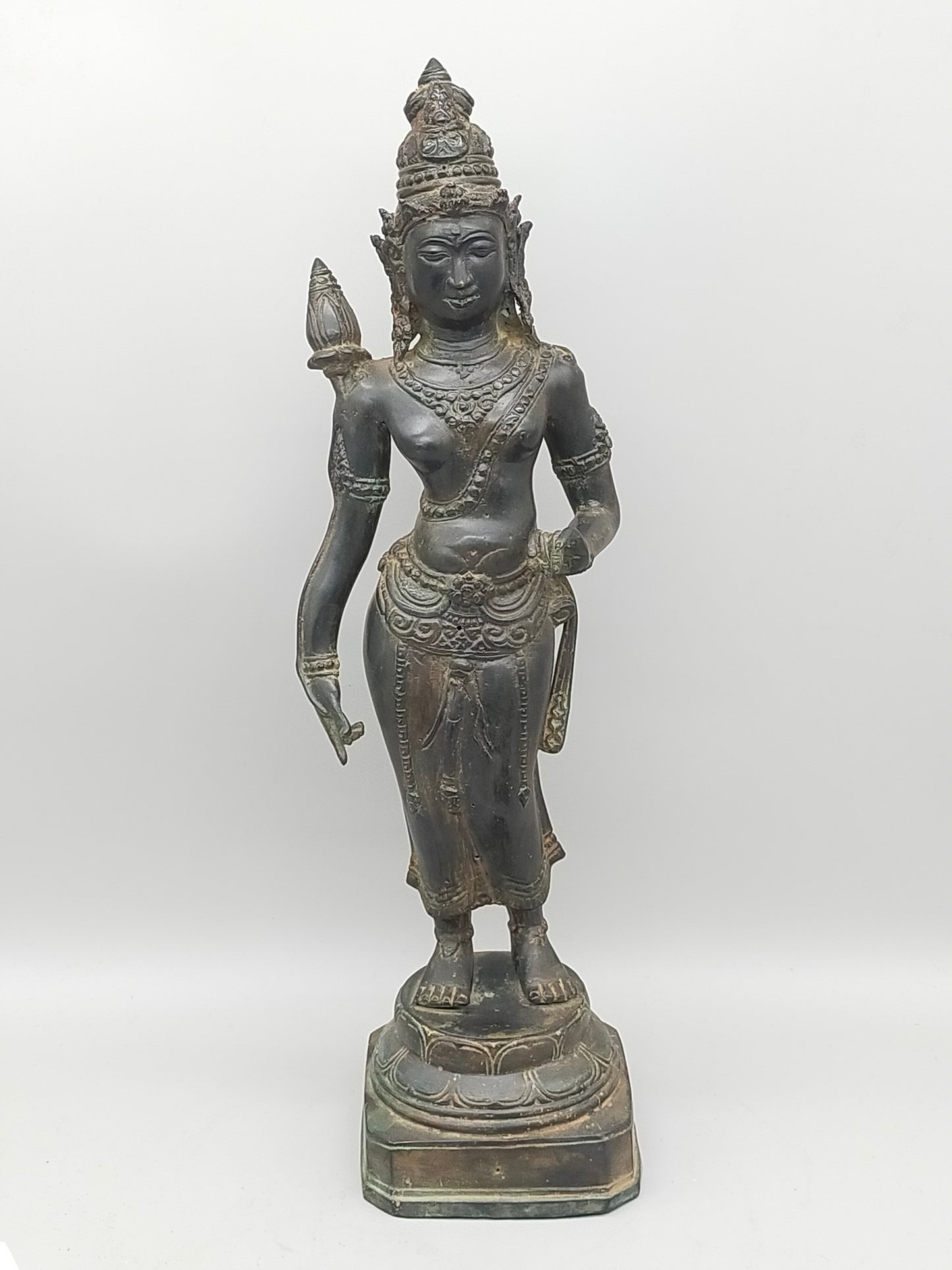 Antike Bronze Statue Phareon Lady – Stehende Figur im Khmer Stil