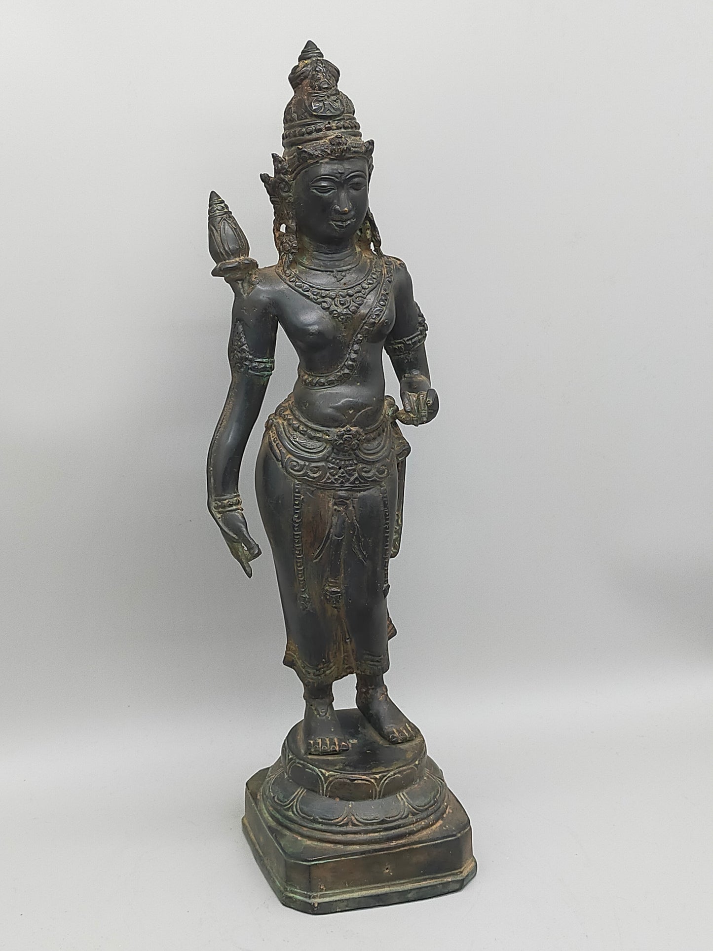 Antike Bronze Statue Phareon Lady – Stehende Figur im Khmer Stil