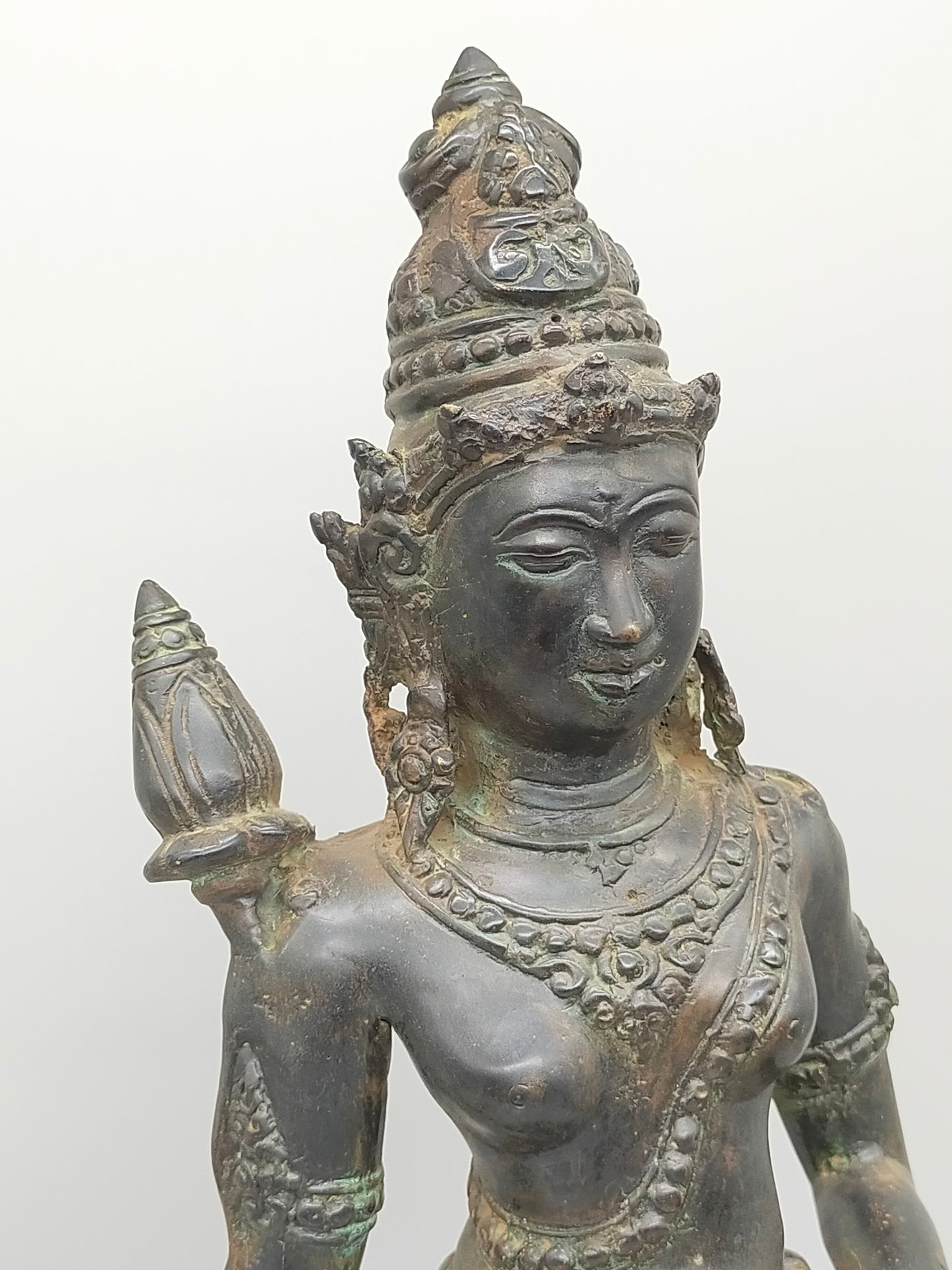 Antike Bronze Statue Phareon Lady – Stehende Figur im Khmer Stil