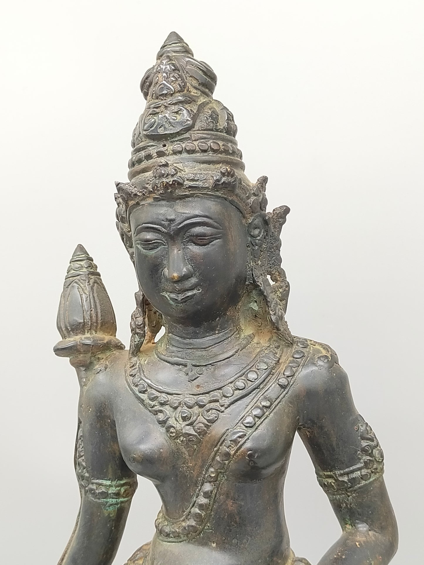 Antike Bronze Statue Phareon Lady – Stehende Figur im Khmer Stil