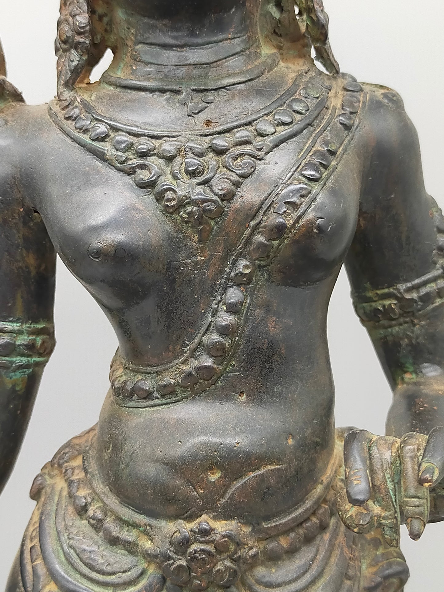 Antike Bronze Statue Phareon Lady – Stehende Figur im Khmer Stil