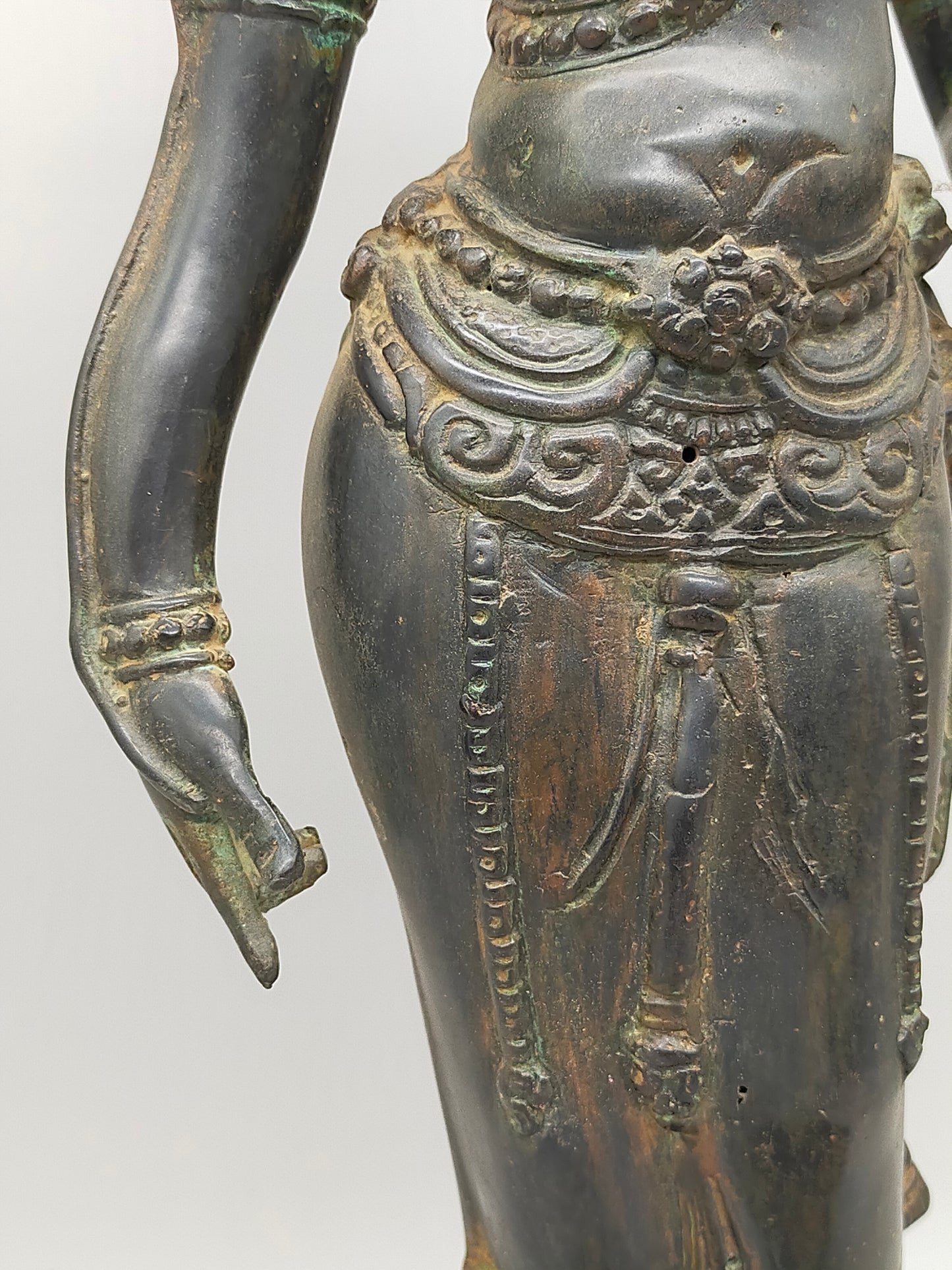 Antike Bronze Statue Phareon Lady – Stehende Figur im Khmer Stil