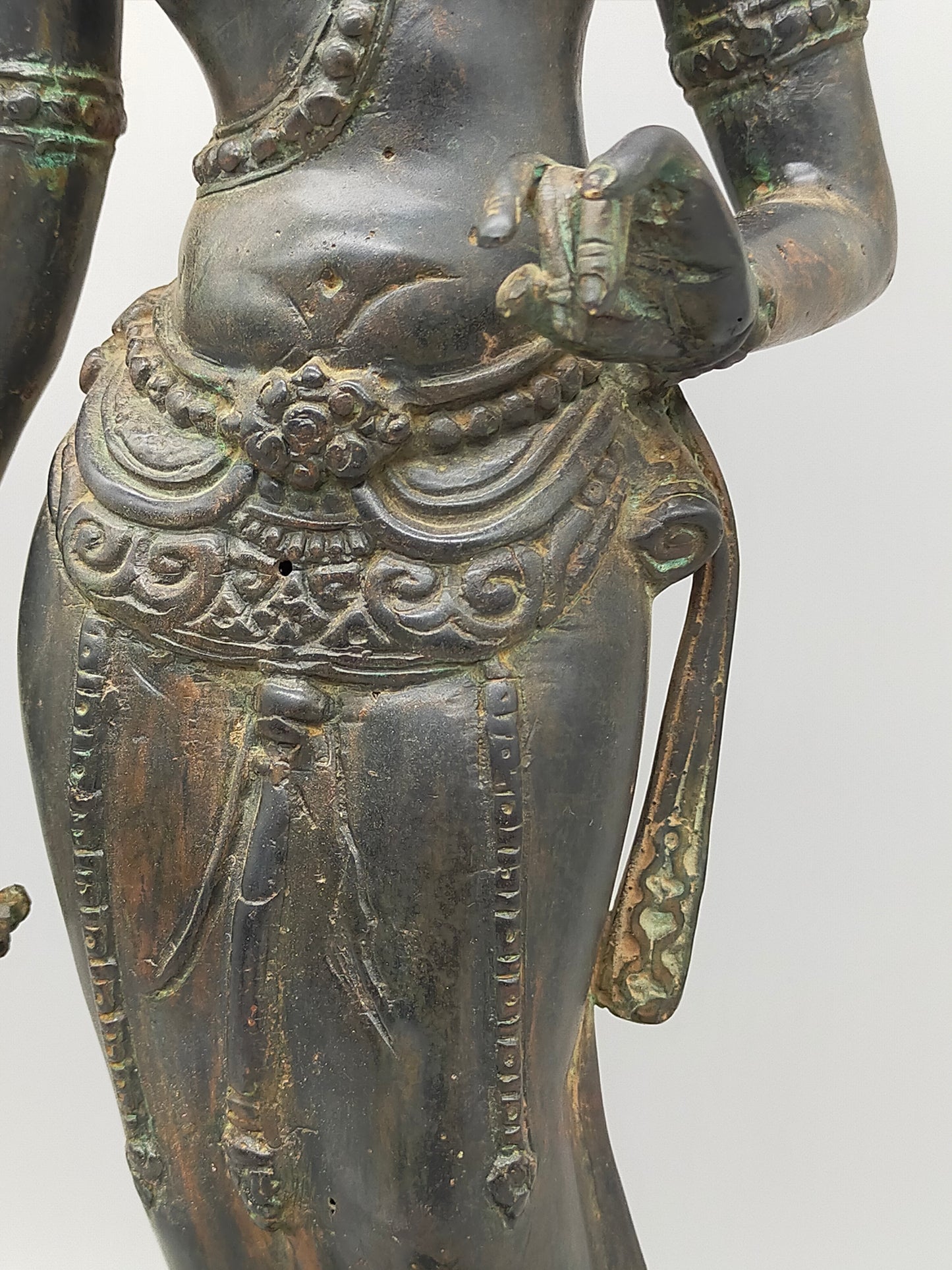 Antike Bronze Statue Phareon Lady – Stehende Figur im Khmer Stil