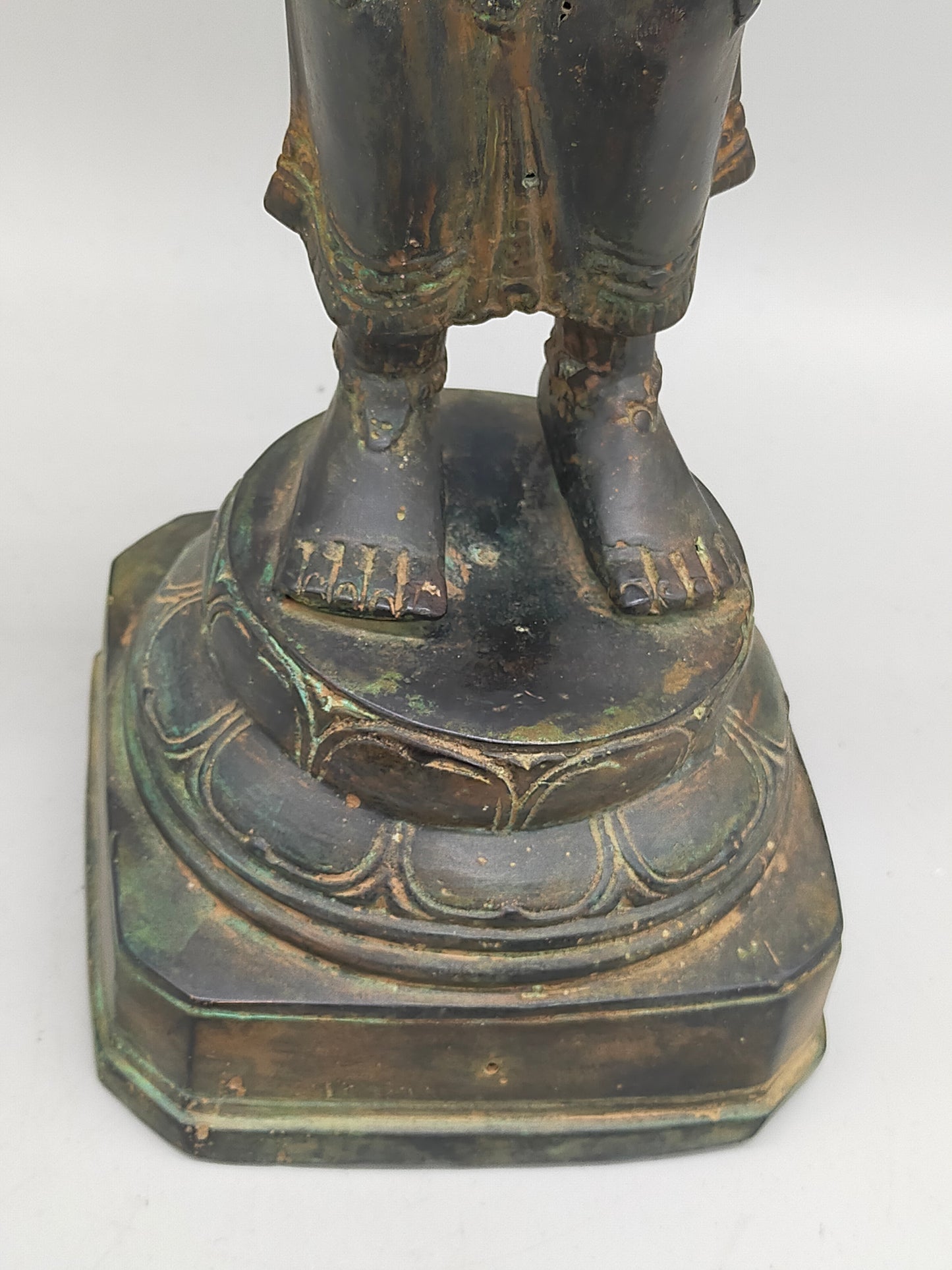 Antike Bronze Statue Phareon Lady – Stehende Figur im Khmer Stil