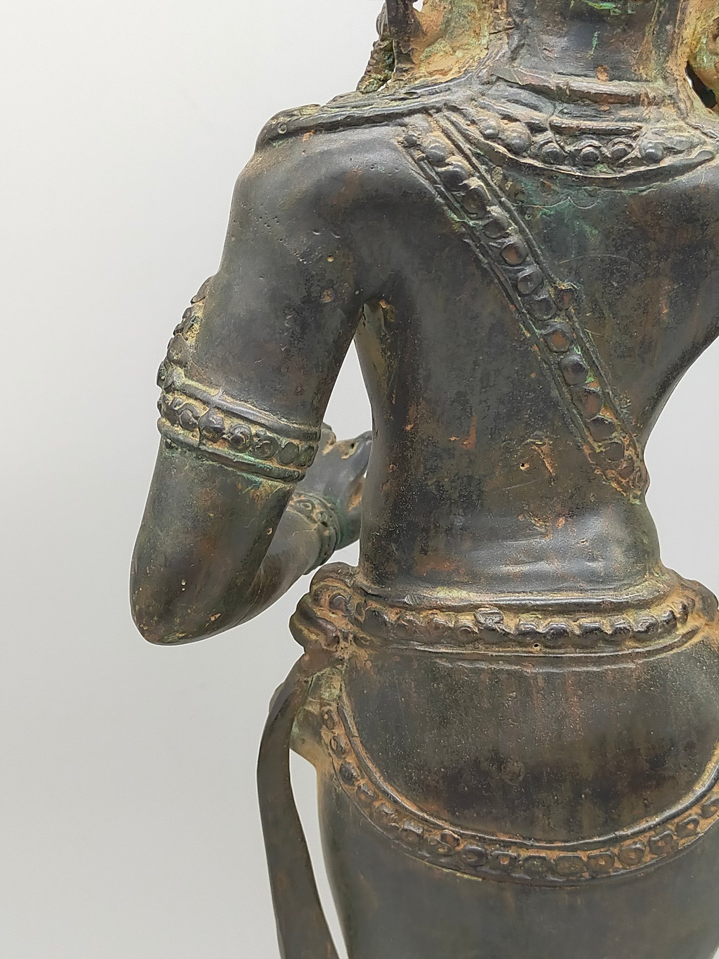 Antike Bronze Statue Phareon Lady – Stehende Figur im Khmer Stil