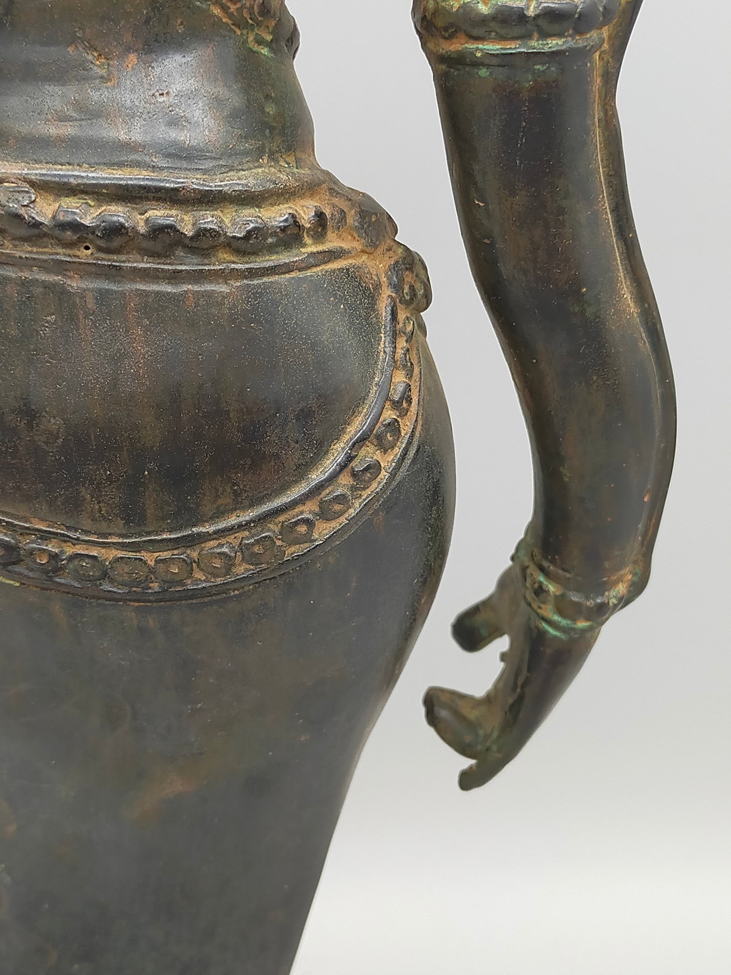 Antike Bronze Statue Phareon Lady – Stehende Figur im Khmer Stil