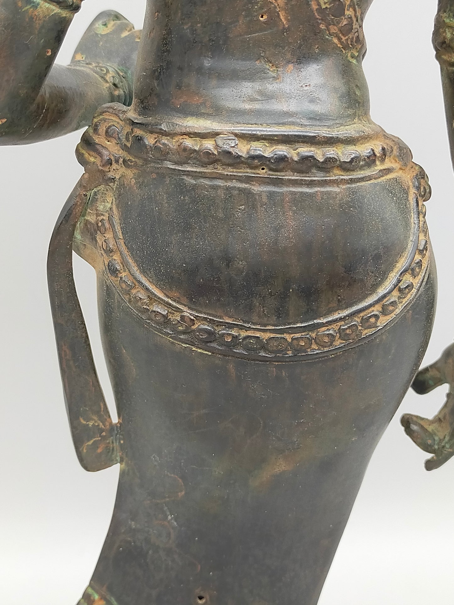Antike Bronze Statue Phareon Lady – Stehende Figur im Khmer Stil