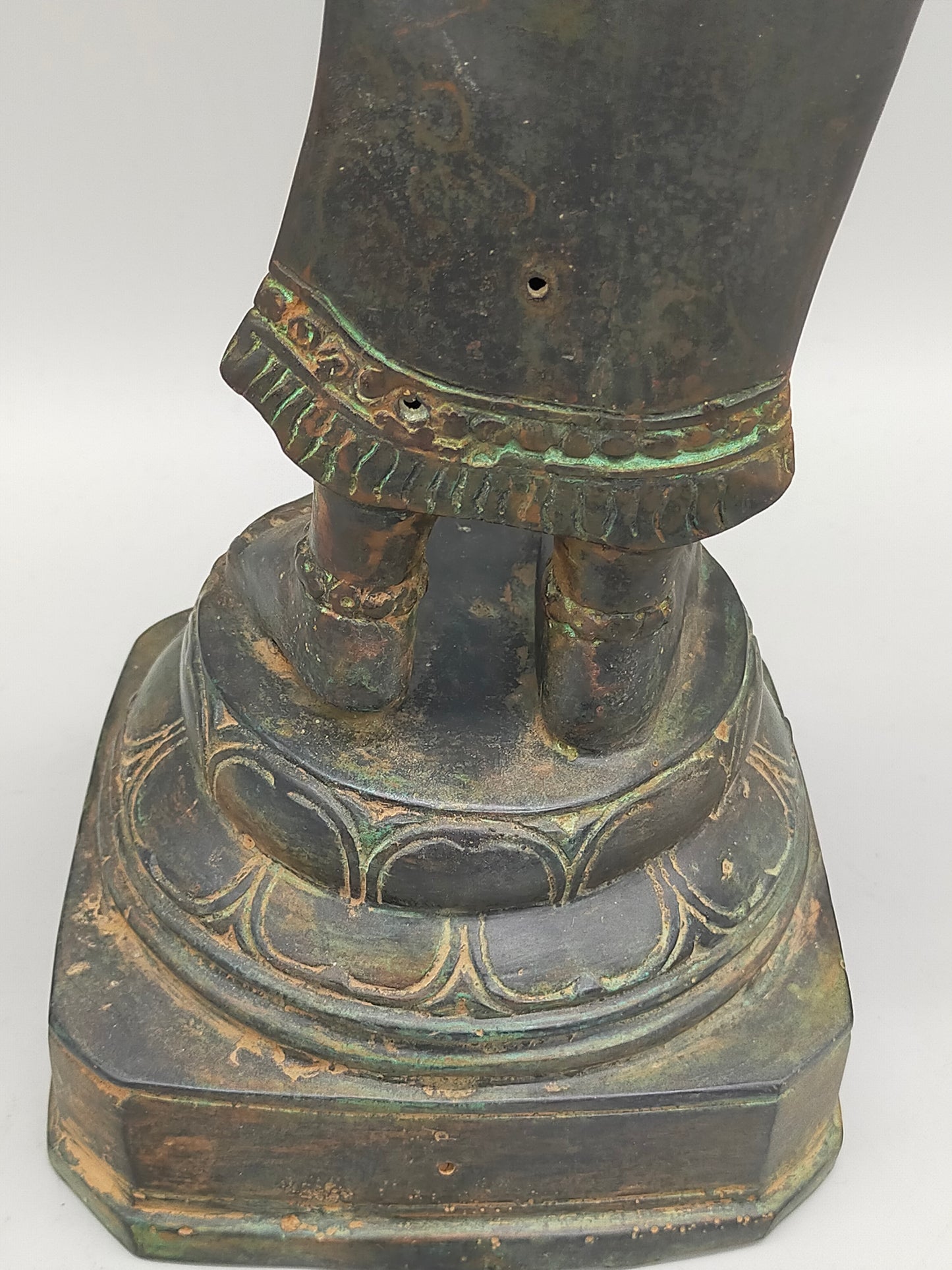 Antike Bronze Statue Phareon Lady – Stehende Figur im Khmer Stil