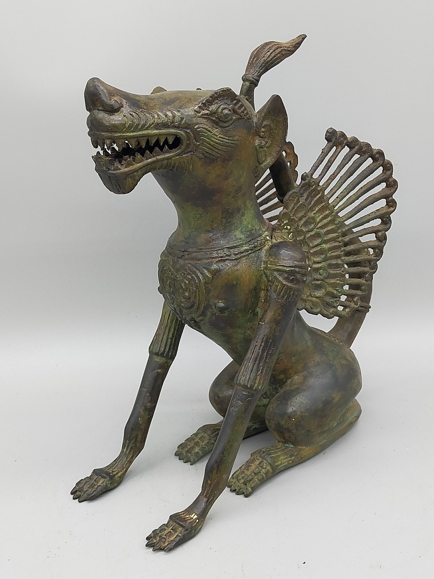 Antike Bronze Skulptur Geflügelter Löwe – Mystische Wächterfigur