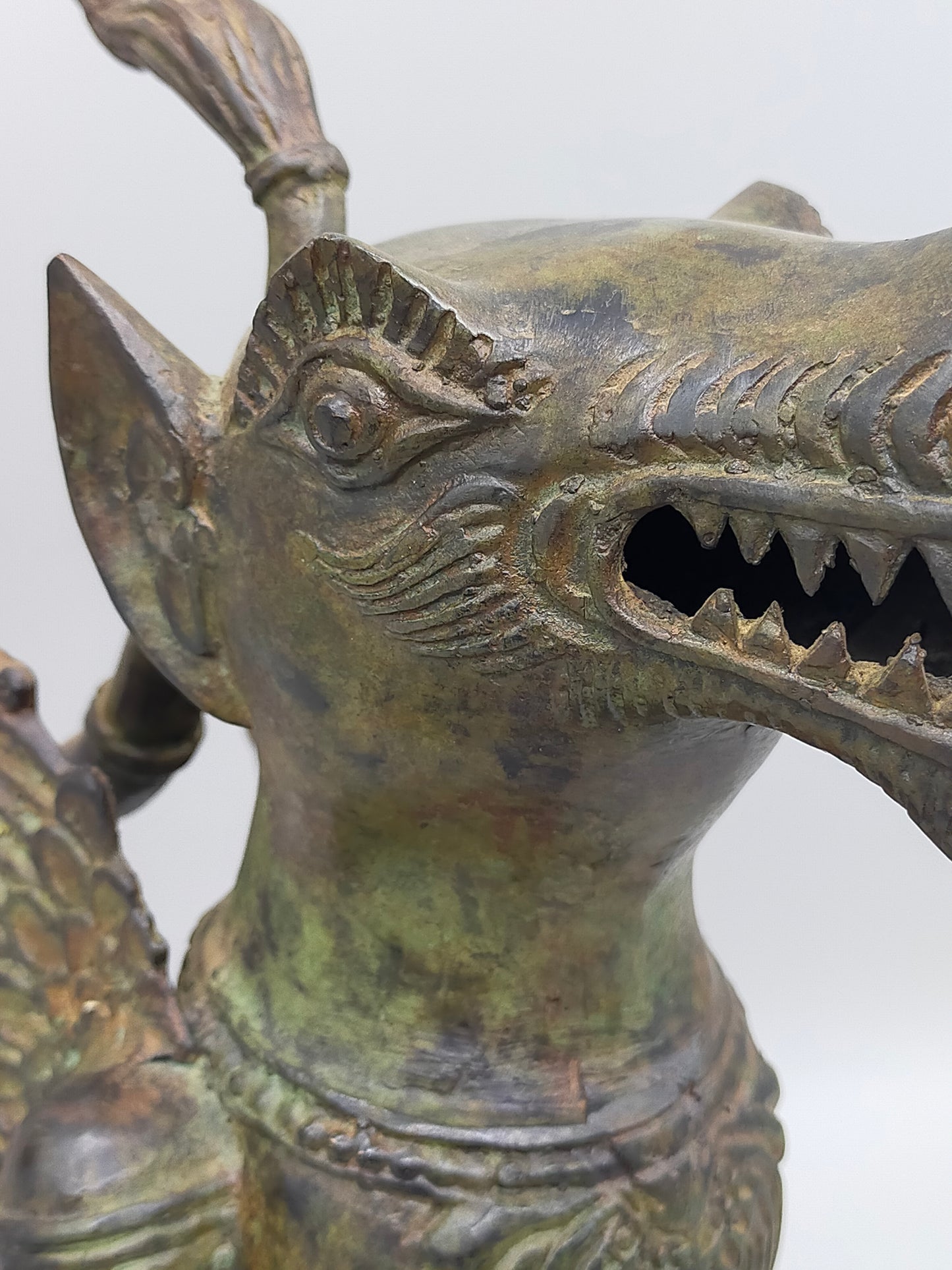 Antike Bronze Skulptur Geflügelter Löwe – Mystische Wächterfigur