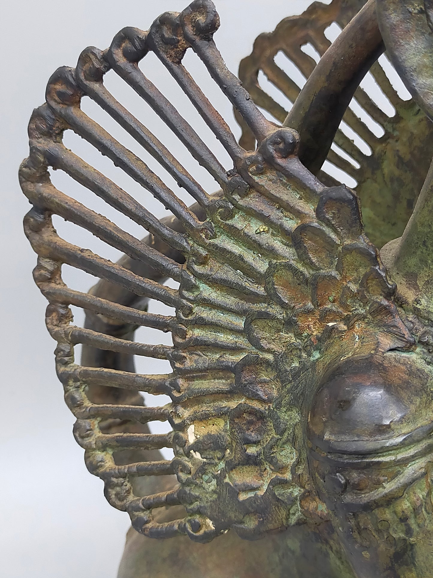 Antike Bronze Skulptur Geflügelter Löwe – Mystische Wächterfigur