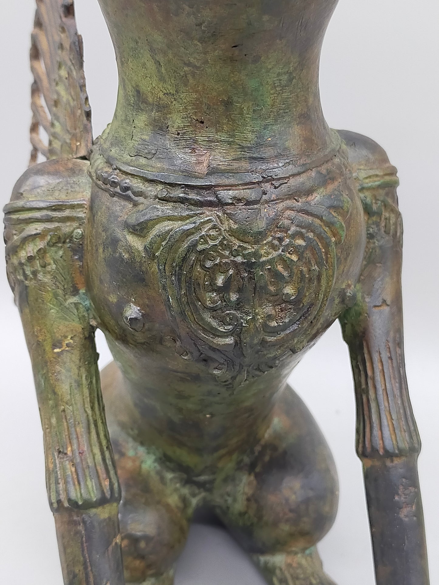 Antike Bronze Skulptur Geflügelter Löwe – Mystische Wächterfigur