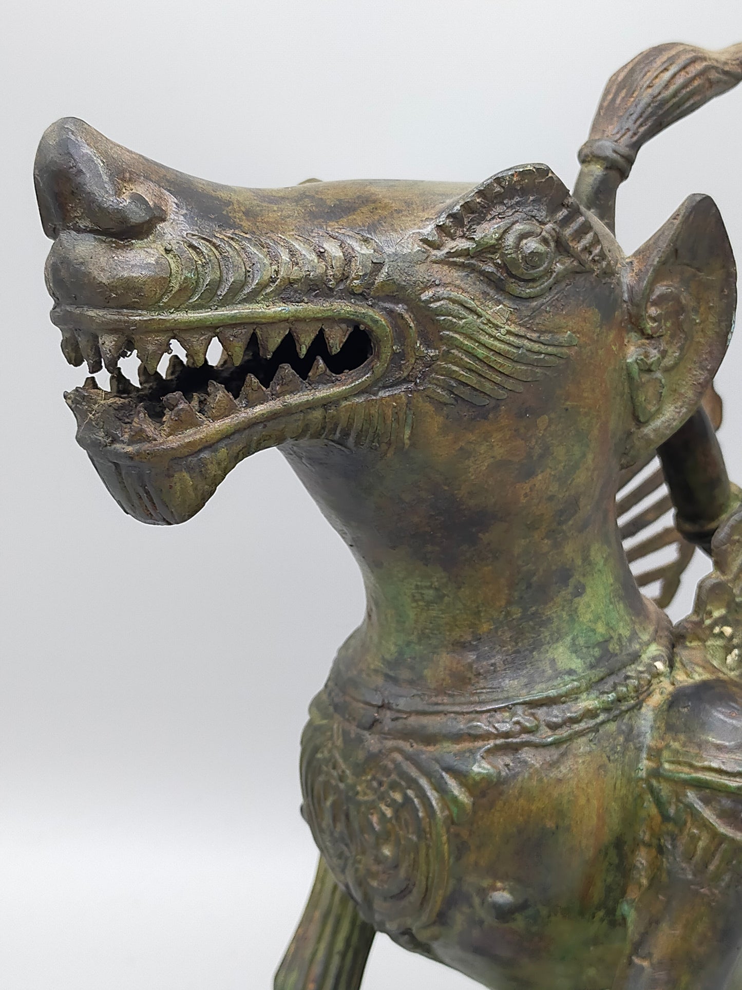 Antike Bronze Skulptur Geflügelter Löwe – Mystische Wächterfigur