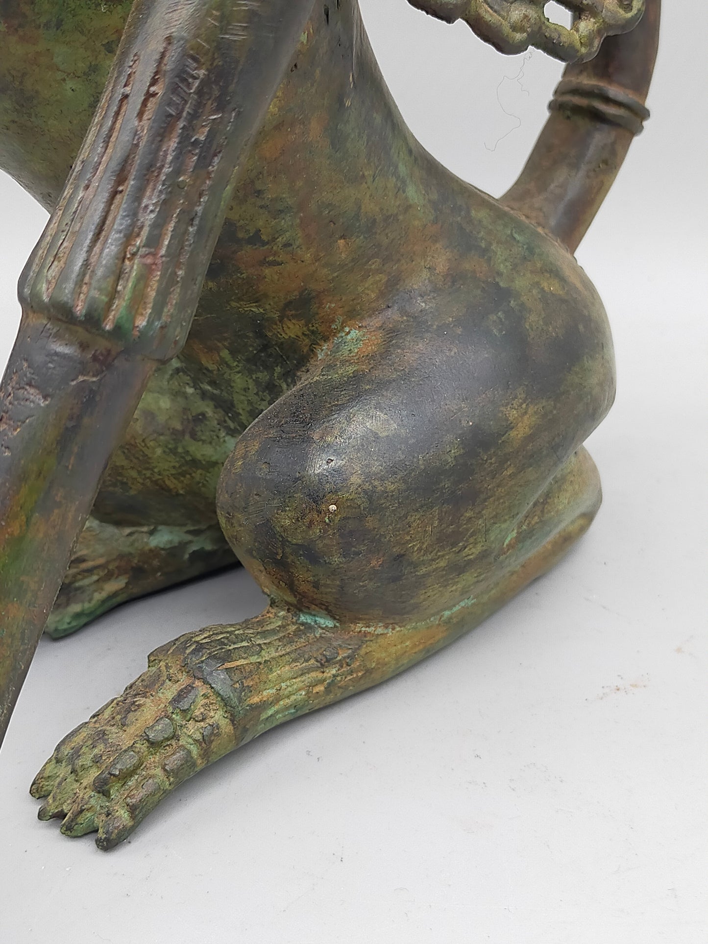 Antike Bronze Skulptur Geflügelter Löwe – Mystische Wächterfigur