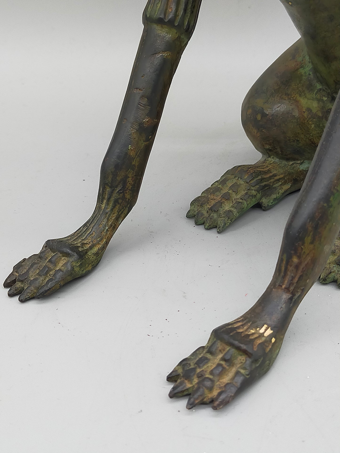 Antike Bronze Skulptur Geflügelter Löwe – Mystische Wächterfigur
