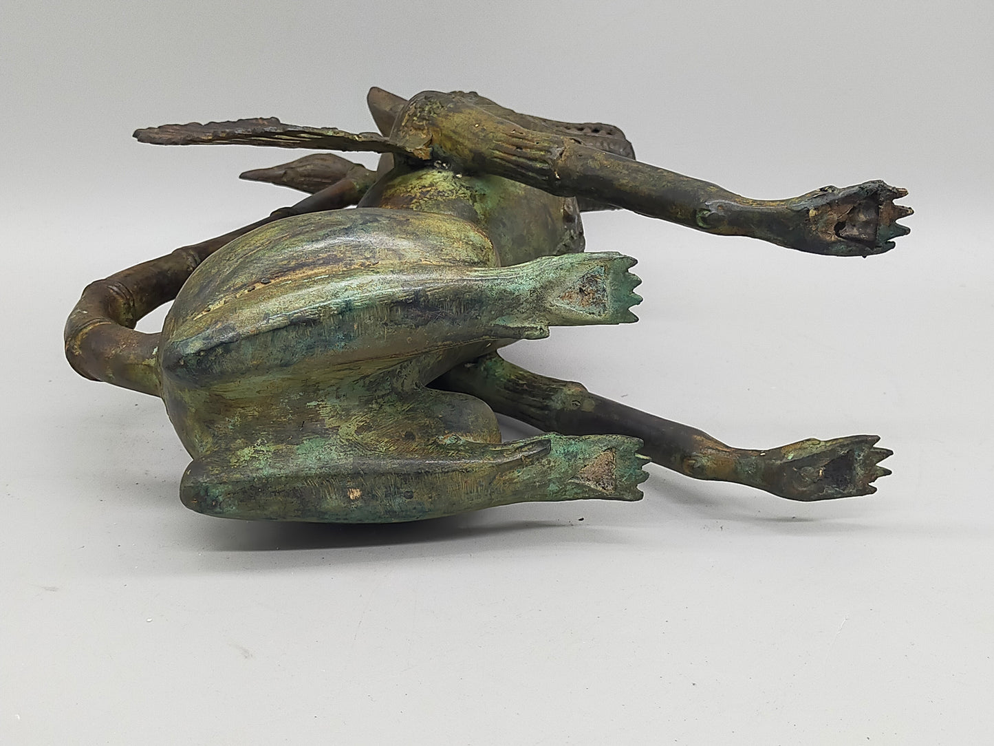 Antike Bronze Skulptur Geflügelter Löwe – Mystische Wächterfigur