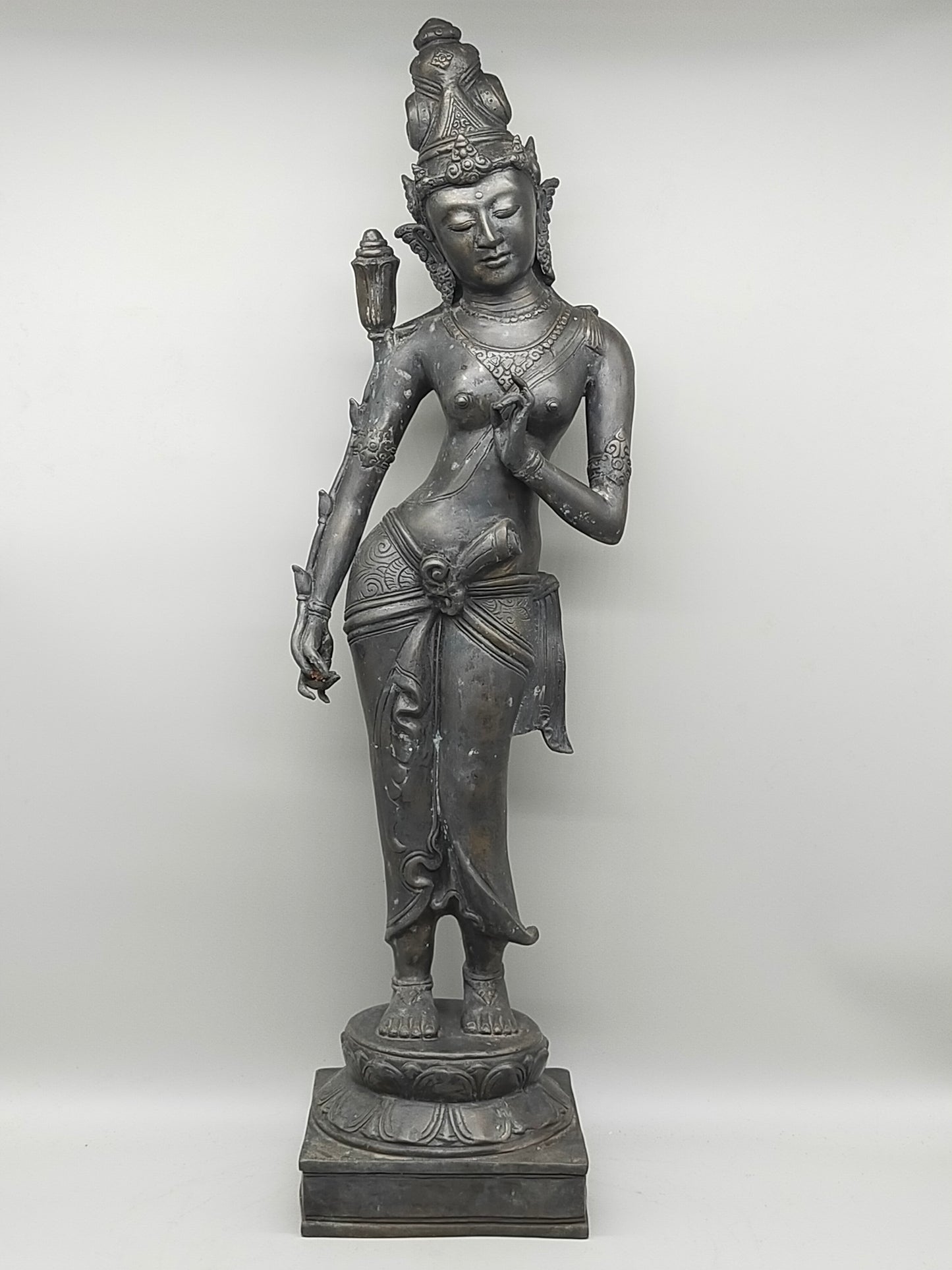 Antike Bronze Statue – Grazile Phareon Frauenfigur auf Lotossockel