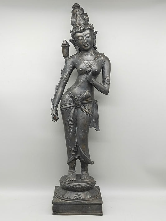 Antike Bronze Statue – Grazile Phareon Frauenfigur auf Lotossockel
