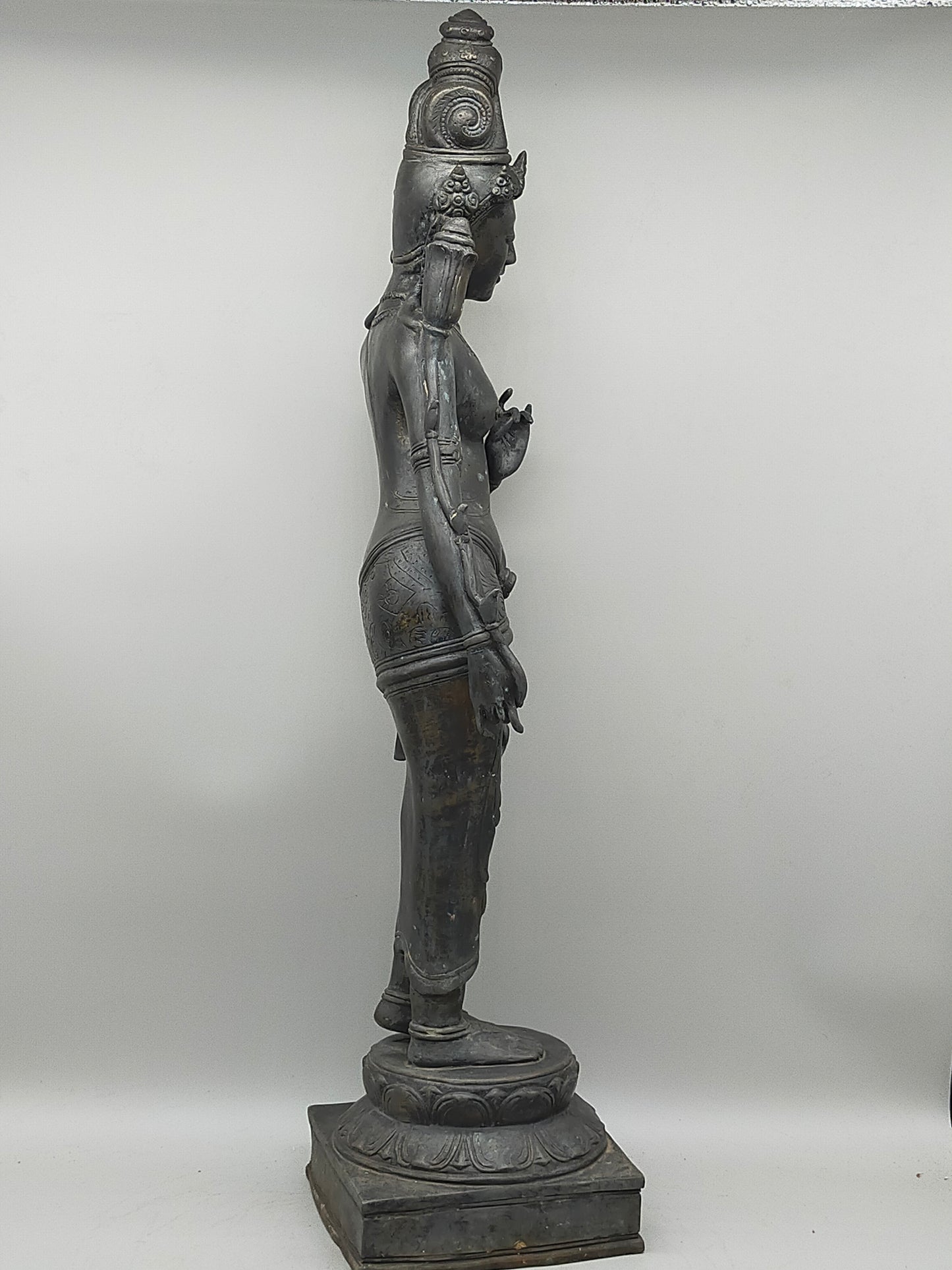 Antike Bronze Statue – Grazile Phareon Frauenfigur auf Lotossockel