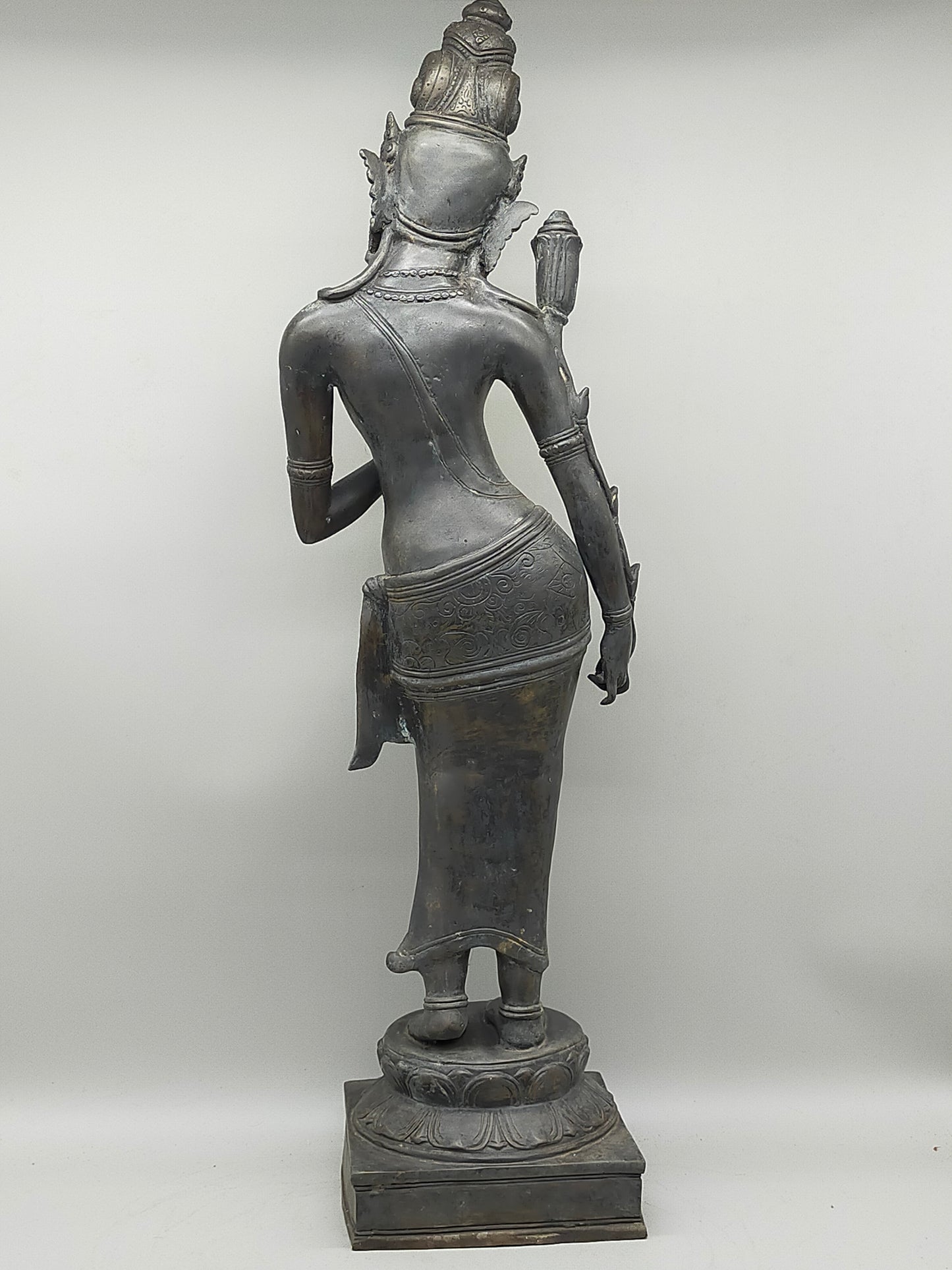 Antike Bronze Statue – Grazile Phareon Frauenfigur auf Lotossockel