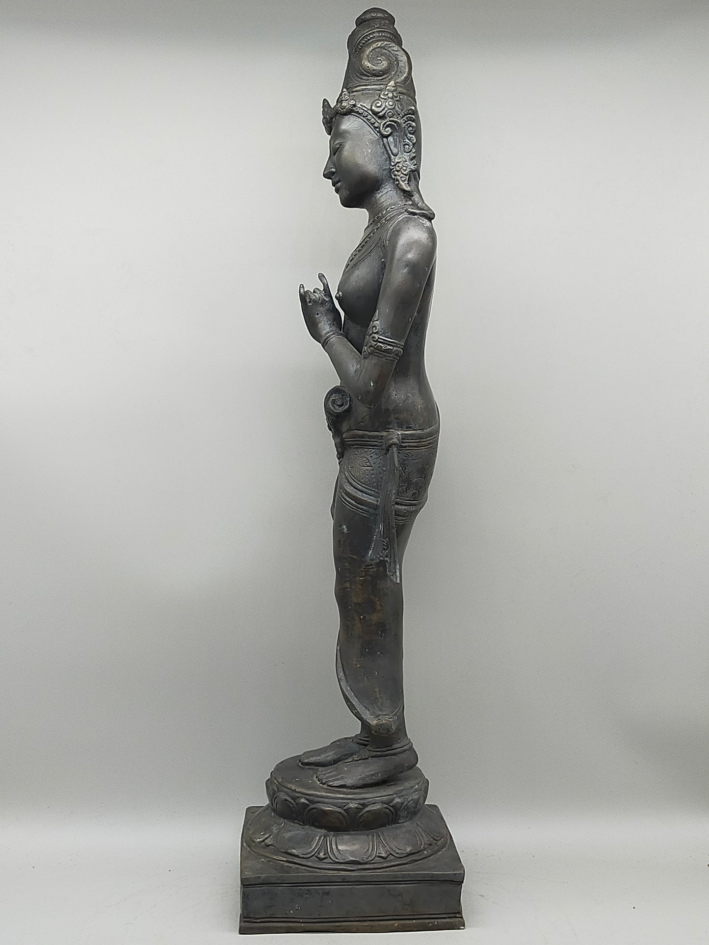 Antike Bronze Statue – Grazile Phareon Frauenfigur auf Lotossockel