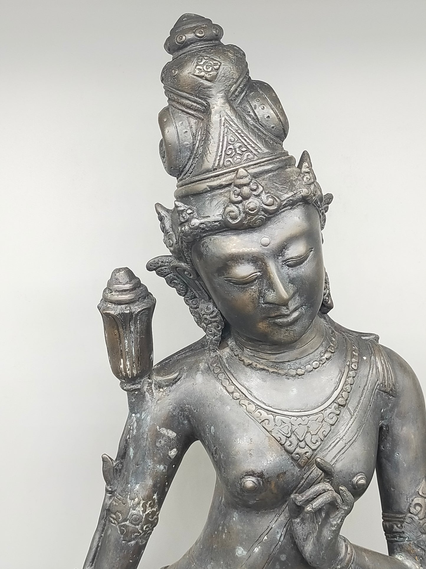 Antike Bronze Statue – Grazile Phareon Frauenfigur auf Lotossockel